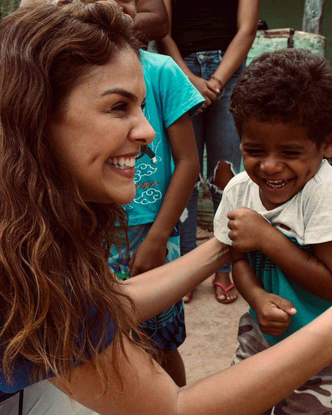 パロマ・バーナーディのインスタグラム：「SERtão…distante,mas perto do coração!   Tudo é uma questão de SER(tão) para transformar o que meus olhos viram, SER(tão) para deixar a fé agir e SER(tão) para fazer a diferença ao lado dos @amigosdobem ✨💙🌵💛✨ Eu volto!   Ph: @adrilimaa | @meuolhar #tbt .」