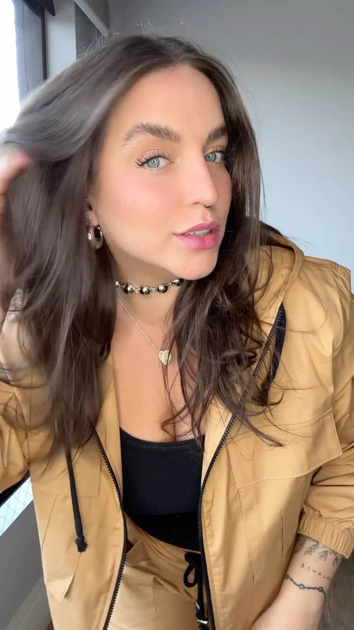 Bruna Unzuetaのインスタグラム：「No GRWM de hoje apresento a vocês esse trio que estou apaixonada, a linha Cristal Glow de Magic Beauty, composta por shampoo, condicionador e máscara, todos os produtos tem como foco a revitalização e brilho dos fios, além de ter um aroma de milhões! Fora o Magic Oil, que estou apaixonada, um lançamento da @magicbeauty, perfeito pra todos os tipos de fios! Os produtos não possuem parabenos e petrolatos. Você encontra todos no site da @amobelezabr  #magicbeauty」