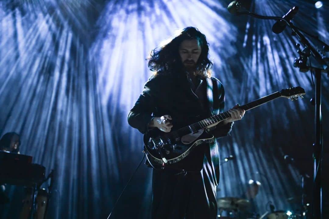 ホージアのインスタグラム：「I’ve a lot of love for this city. Thank you to everyone in Chicago who came to the show at @huntingtonbankpavilion, it was so good to play these songs to you and walk your beautiful streets again.   📸 @ruthlessimagery」