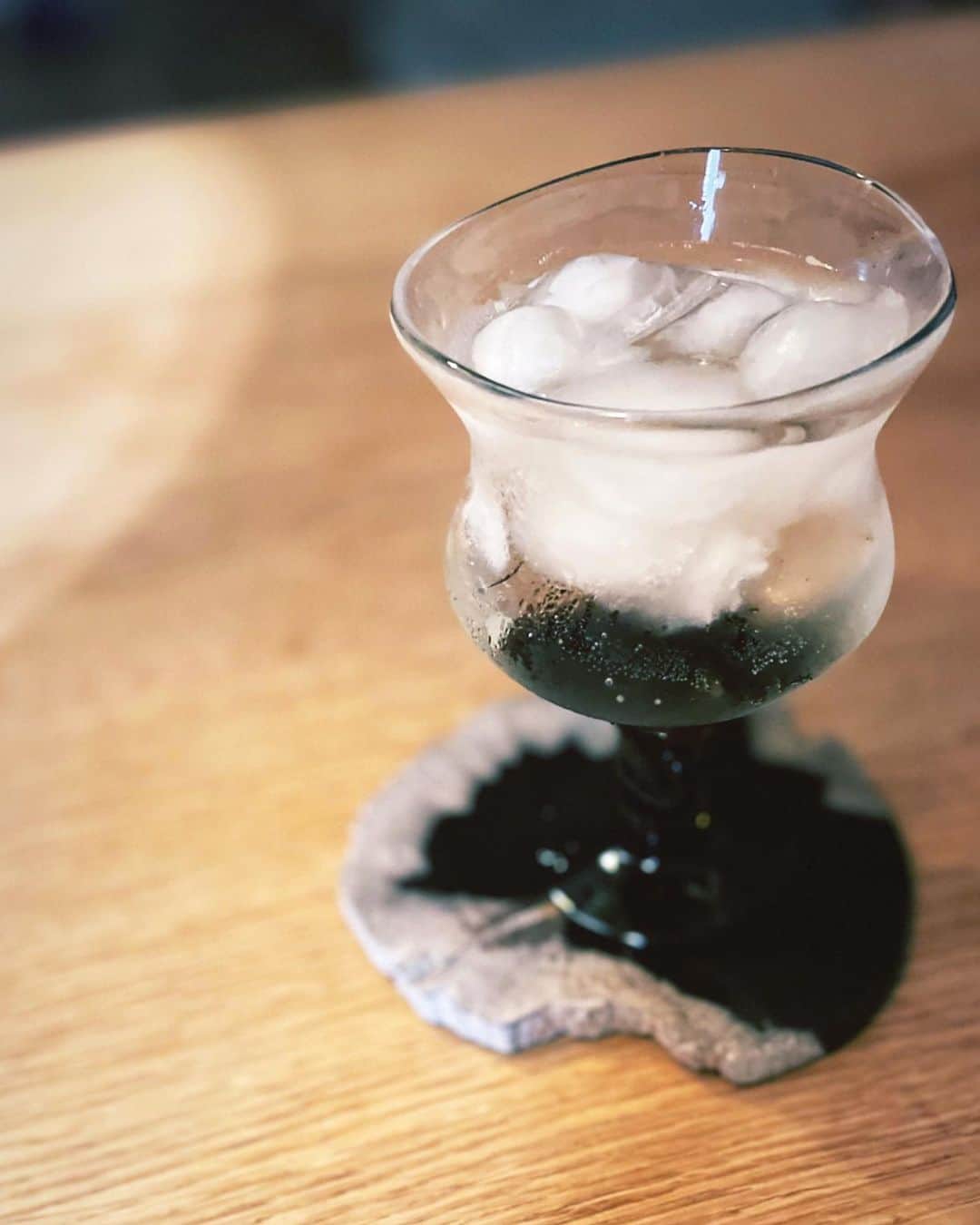 二ノ宮和佳子さんのインスタグラム写真 - (二ノ宮和佳子Instagram)「朝は、お弁当作りの前に ボーッとしながら、白湯を飲んでます これが、意外と良い時間  グラスは、 @cochi_japan  ガラス作家さんのグラスに、黒漆を施した贅沢な一品 漆は、経年によりツヤが変化するそうで、 ギフトにも嬉しいですね  夜は、ワインやハイボールにも♡ お弁当作ろ  #cochijapan」9月15日 5時58分 - wakako.ninomiya