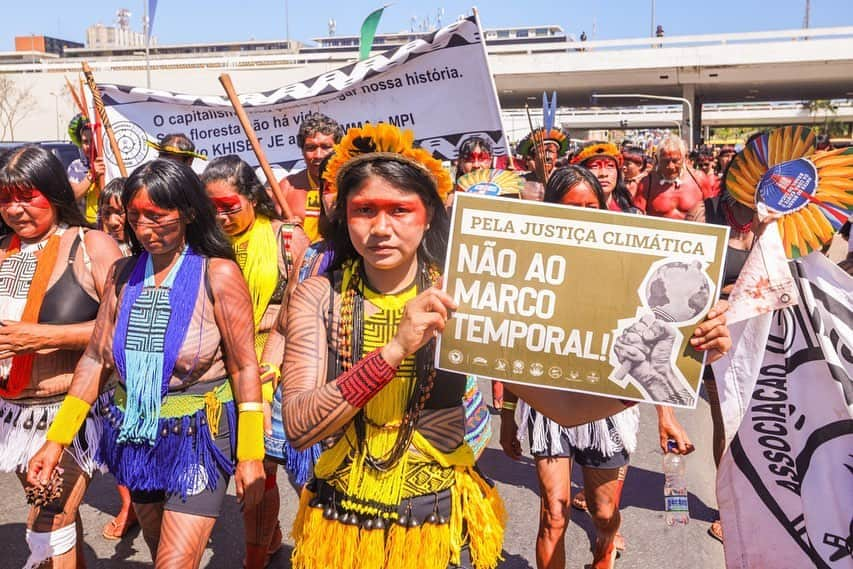 Yanna Lavigne 稲垣アンのインスタグラム：「Mulheres bioma em defesa da biodiversidade pelas raízes ancestrais, essa foi a III Marcha das Mulheres Indígenas do Brasil.   Mais de 8 mil mulheres indígenas coloriram o chão de Brasília com urucum e jenipapo, entoaram cantos de luta e resistência na defesa pela mãe terra.   Vocês estiveram acompanhando esse grande ato das mulheres indígenas aqui pelo meu perfil, uma iniciativa da Articulação Nacional das Mulheres Indígenas guerreiras da Ancestralidade ANMIGA  @anmigaorg   Apoie a luta indígena  Demarcação já   Siga @anmigaorg nas redes sociais e fortaleça a luta das mulheres indígenas.   Fotos: Cobertura Colaborativa | ANMIGA    #3MarchadasMulheresIndígenas  #MulheresBiomas #IIIMarcha23  #Biodiversidade #MulheresBiomas #MulheresSementes #MulheresTerra #MulheresRaízes」