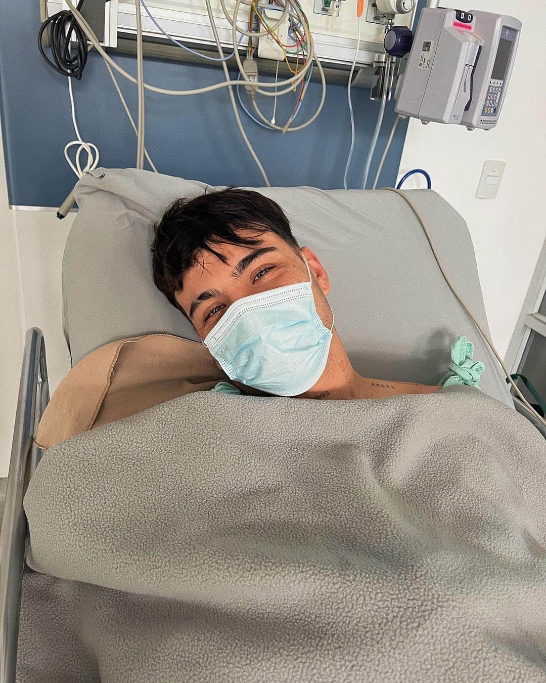 のインスタグラム：「Despertando de la cirugía ✌🏼😷 GRACIAS INFINITAS POR TODOS SUS MENSAJES LLENOS DE LINDA ENERGÍA, ESPERO PRONTO MI MANO ESTÉ COMO NUEVA! LOS AMO ❤️‍🩹 *escribiendo esto con la zurda*」