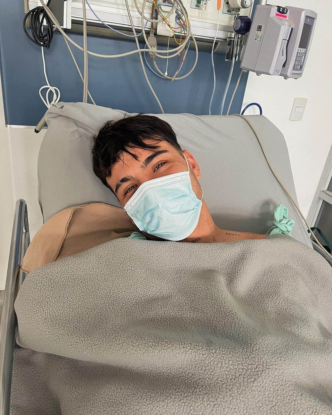 Sebastián Villalobosのインスタグラム：「Despertando de la cirugía ✌🏼😷 GRACIAS INFINITAS POR TODOS SUS MENSAJES LLENOS DE LINDA ENERGÍA, ESPERO PRONTO MI MANO ESTÉ COMO NUEVA! LOS AMO ❤️‍🩹 *escribiendo esto con la zurda*」