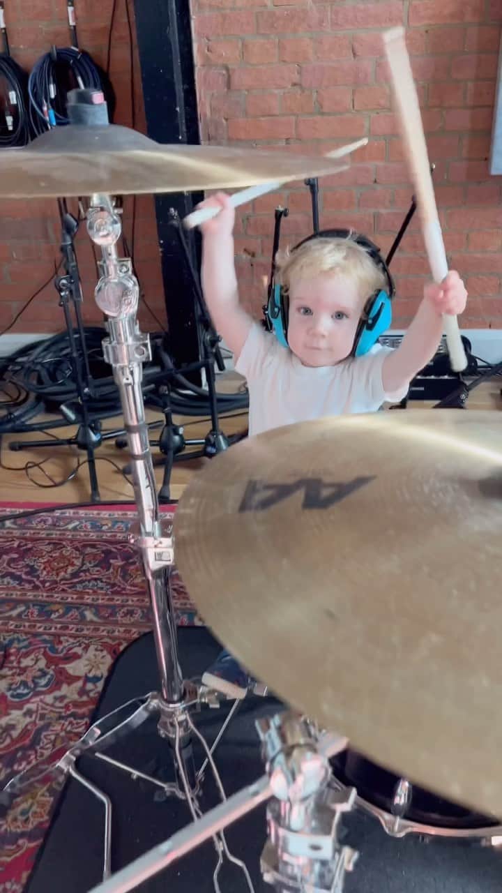 ハリー・ジャッドのインスタグラム：「Took the boys to the studio. Even Izzy had a go 🤟🏻 Lockie had had enough by the end. You can see who boss in our family! #familydrumsession #drums #studio」