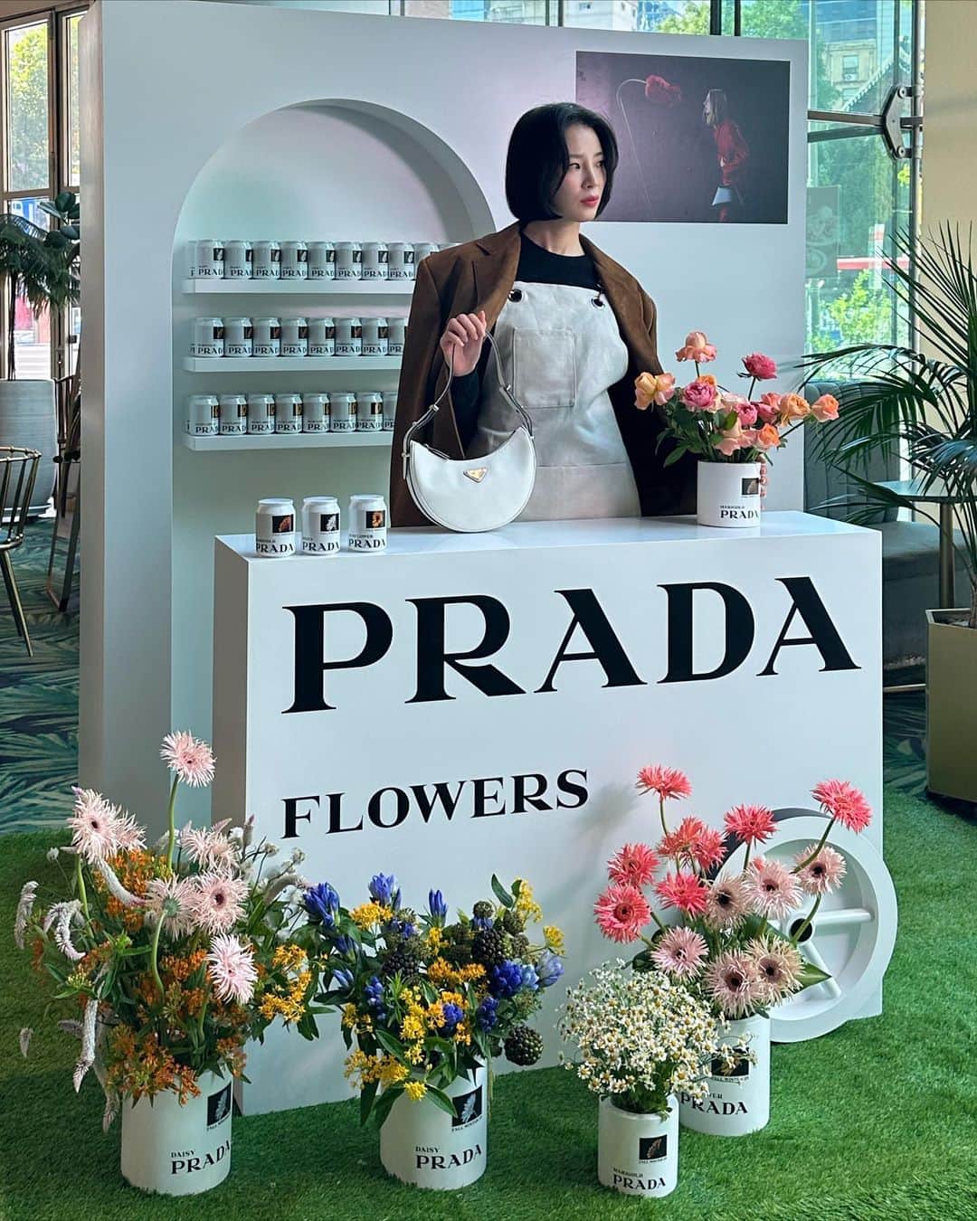アイリーン・キムさんのインスタグラム写真 - (アイリーン・キムInstagram)「Today I’m visiting the #PradaFW23 Kiosk in Jongro, Seoul. Flowers are the protagonists of the new @prada FW23 Campaign and a series of special initiatives that Prada is revealing in select international cities from  September 14 to 16, 2023.  종로, 성수, 강남 까치화방에서 만나요!💐  @prada #PradaFW23 #adv」9月14日 21時22分 - ireneisgood