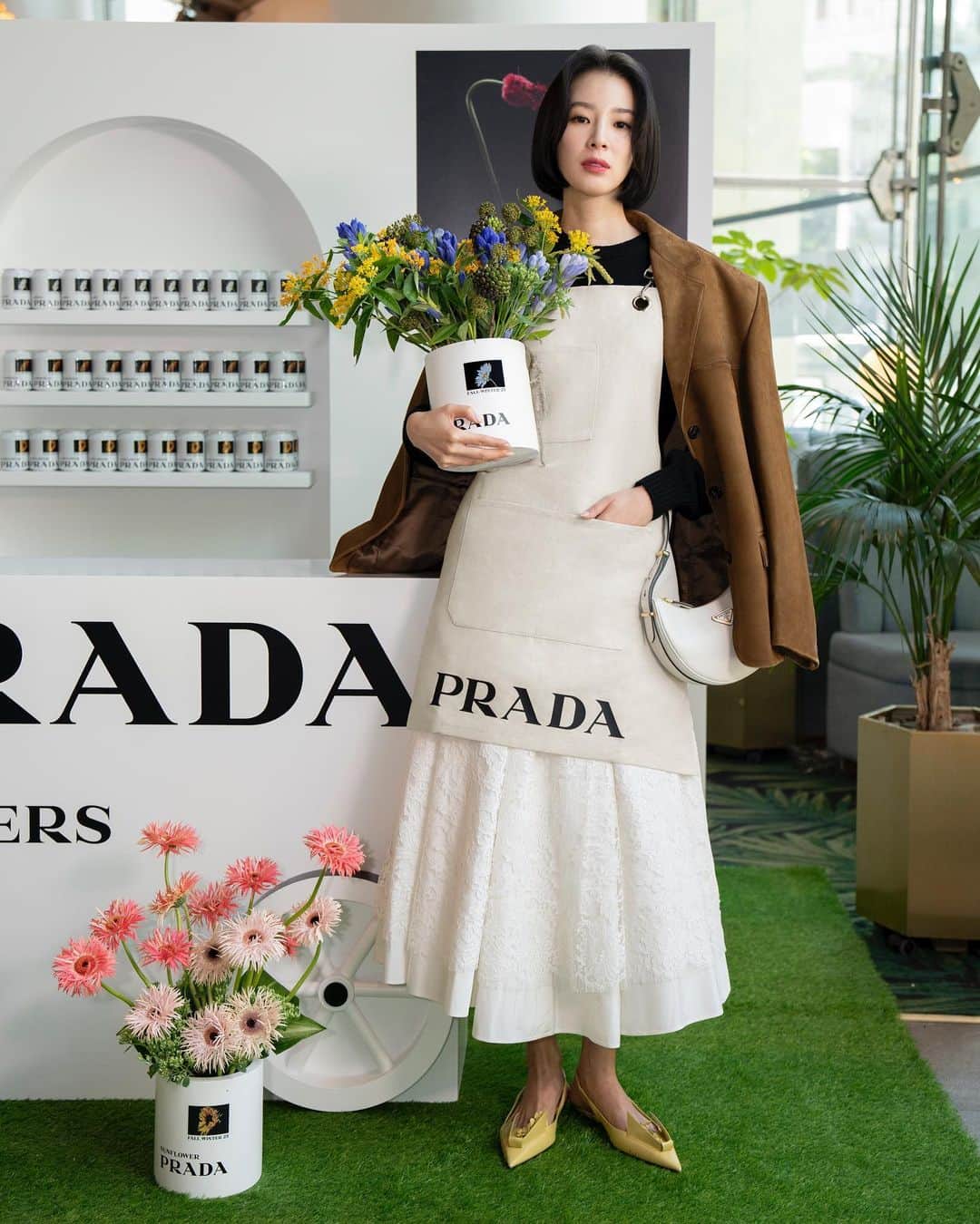 アイリーン・キムのインスタグラム：「Today I’m visiting the #PradaFW23 Kiosk in Jongro, Seoul. Flowers are the protagonists of the new @prada FW23 Campaign and a series of special initiatives that Prada is revealing in select international cities from  September 14 to 16, 2023.  종로, 성수, 강남 까치화방에서 만나요!💐  @prada #PradaFW23 #adv」