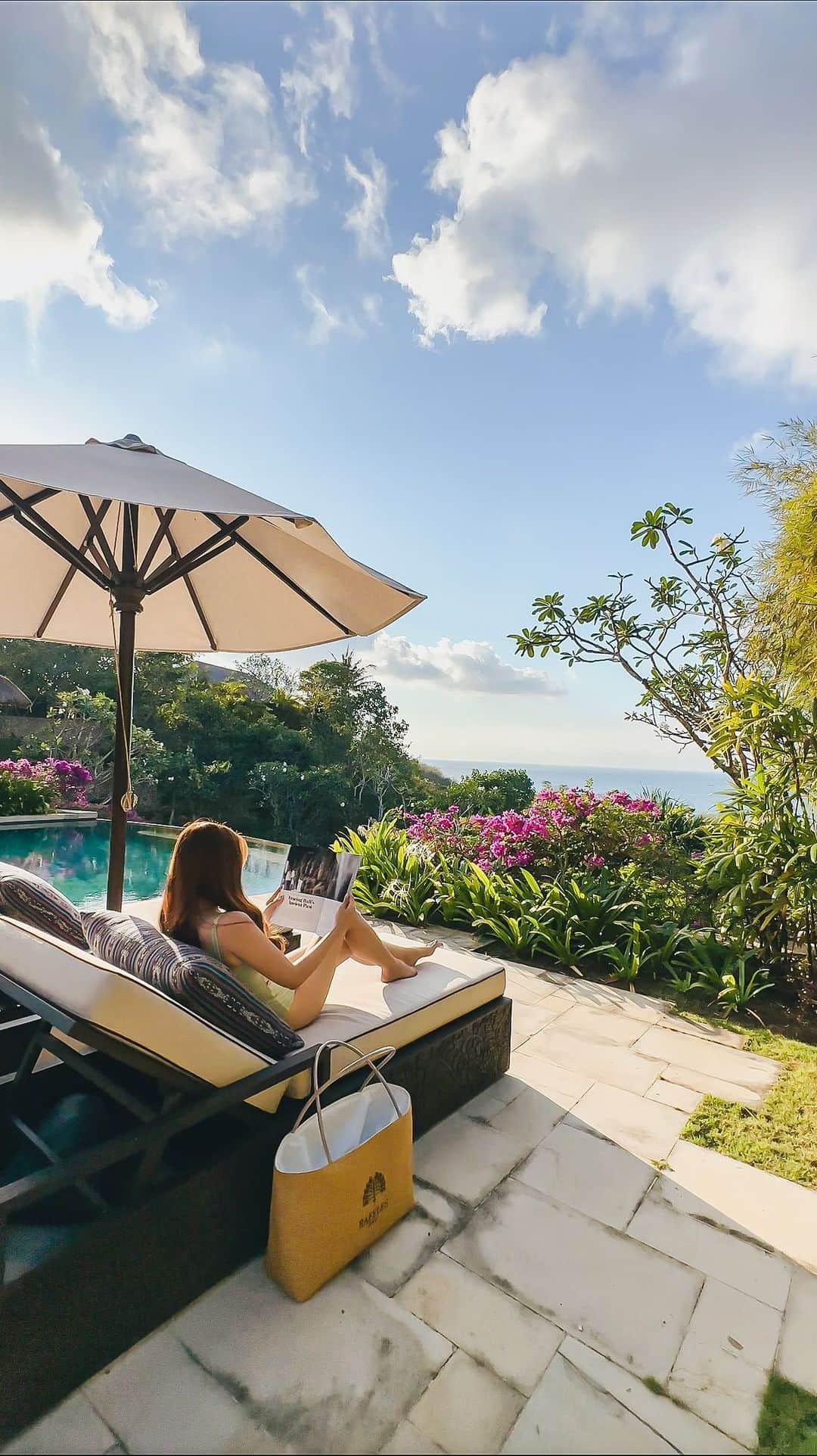 Stella Leeのインスタグラム：「For me, nothing beats the privilege of reading under sunny sky with pristine blue ocean view in a luxurious resort. I am currently savoring every moment of my birthday getaway at @raffles_bali. Here, my one-bedroom villa isn’t merely a room; it’s an exclusive sanctuary replete with a private pool, a well-appointed poolside bench, and a secluded cabana designed for the ultimate relaxation experience」