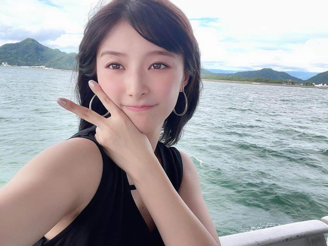 武藤十夢のインスタグラム：「前にDayDay.で クルーズ船に乗る日帰り旅行の特集があったんだけど、 軽率に母を誘って行ってみたいです！って言ったら 母がそれを見ていて本当に実現しました😂✨️ 結局両親と私で行ったんだけど 船でご飯食べたり取りに餌あげたりできて楽しかったよ〜⛴ 風が気持ちよかった🕊️ あと小麟いると思ったらいなかった！！笑 . . #dayday #特集 #クルーズ #日帰り旅行 #沼津 #沼津港 #lunch」