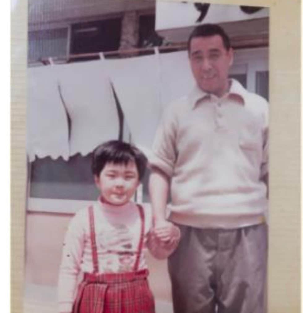 久保田磨希さんのインスタグラム写真 - (久保田磨希Instagram)「ついにアレ❣️ 阪神タイガース優勝🏆 阪神タイガースの大ファンだった父にお線香を供えました。 1985年の優勝の時の父の喜び様は今でも覚えています。 「すし春」の営業中で、 というか、みんなでお寿司を食べながら応援していて、そして「優勝‼️」全ての飲食代を 無料にした父でした😊 #久保田磨希 #阪神タイガース優勝」9月14日 21時16分 - maki_kubota1973