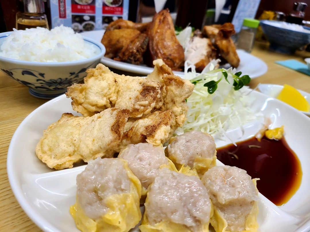 松本康太さんのインスタグラム写真 - (松本康太Instagram)「『一芳亭の豚天定食&若鶏唐揚げ』  大阪で久しぶりの一芳亭！ ここのシュウマイはふわふわで美味しいのです。良く先輩に連れて行ってもらった時に食べた豚天と若鶏唐揚げもジューシーで旨い！  昔はふつうに入れたけど凄い行列！！  #一芳亭#シュウマイ#大阪#豚天#若鶏唐揚げ#大阪グルメ#レギュラー松本#あるある探検隊」9月14日 21時16分 - aruarutankentai.matsumoto