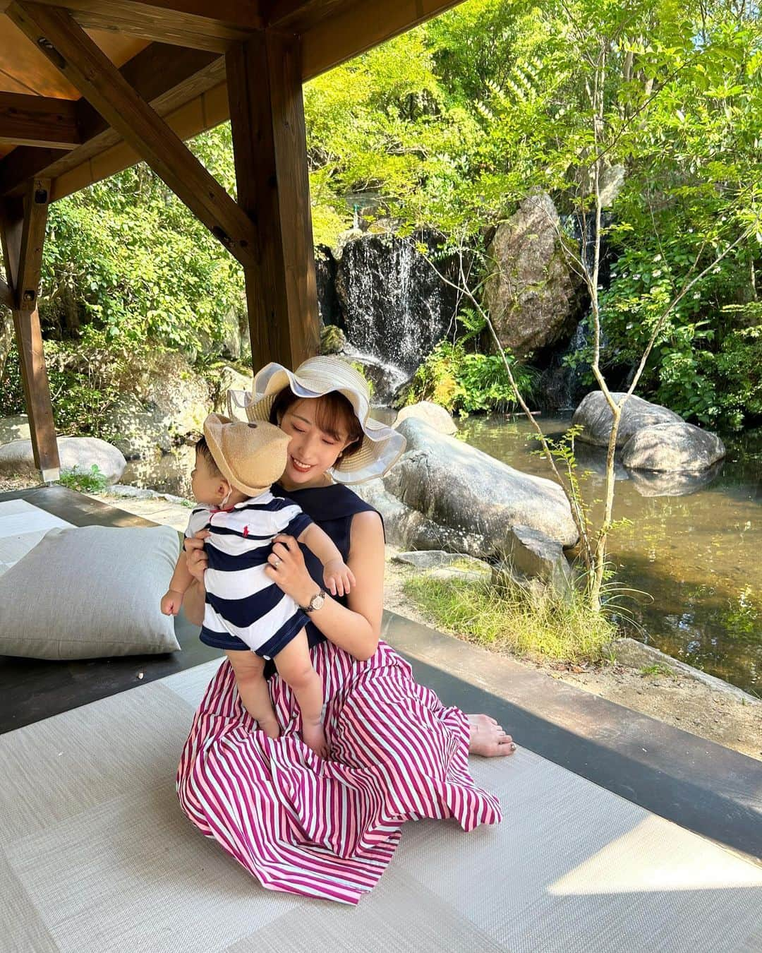 近藤夏奈のインスタグラム：「⁡ ⁡ 滝が気になって、全くカメラを見ず...👶🏻📸 この畳の上で、全力ハイハイして遊んでた🚼笑 . ⁡ 子供と一緒に自然を満喫できる、素敵な場所でした🌿🤍 @grax_kyoto @rurikeionsen  またいつか、キャンプもしてみたいな〜🏕️ . . ⁡」