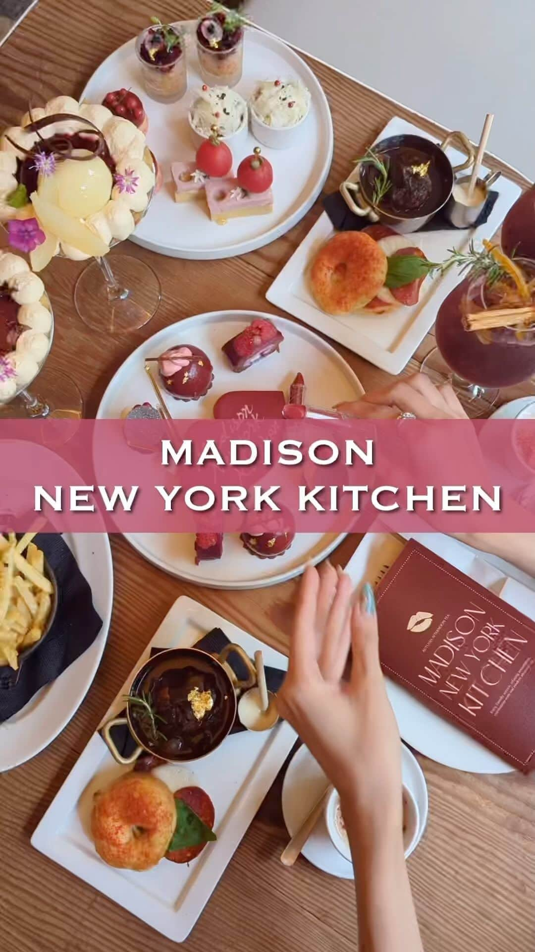 瀧口杏耶のインスタグラム：「@madison_newyork_kitchen 🫖 * 可愛すぎる秋の新作アフタヌーンティー❣️ * 食べ応えたっぷりのセイボリーに コスメを模した可愛いスイーツプレート さらにフルサイズのパフェまでついて5,800円/人と これ以上コスパが良く満足度の高い アフタヌーンティーを他に知らない...！👀 * セイボリーがフレンチのコースの前菜かな？ と思うくらい美味しくて、友達と2人で 「シェフ呼んでくださいって言ってみる？🥰」 って盛り上がったくらい🤣❣️ 特にハンバーグが絶品でした！ (※おしゃべりに夢中で結局シェフとはお話できず🥹) * 再訪したくなる素敵なアフタヌーンティーでした🤍 * #マディソンニューヨークキッチン#マーサーブランチ#マーサーカフェ#アフタヌーンティー#アフタヌーンティー巡り#東京アフタヌーンティー#恵比寿スイーツ#恵比寿グルメ#恵比寿カフェ#あやパフェ #madisonnewyorkkitchen#mercerbrunch」