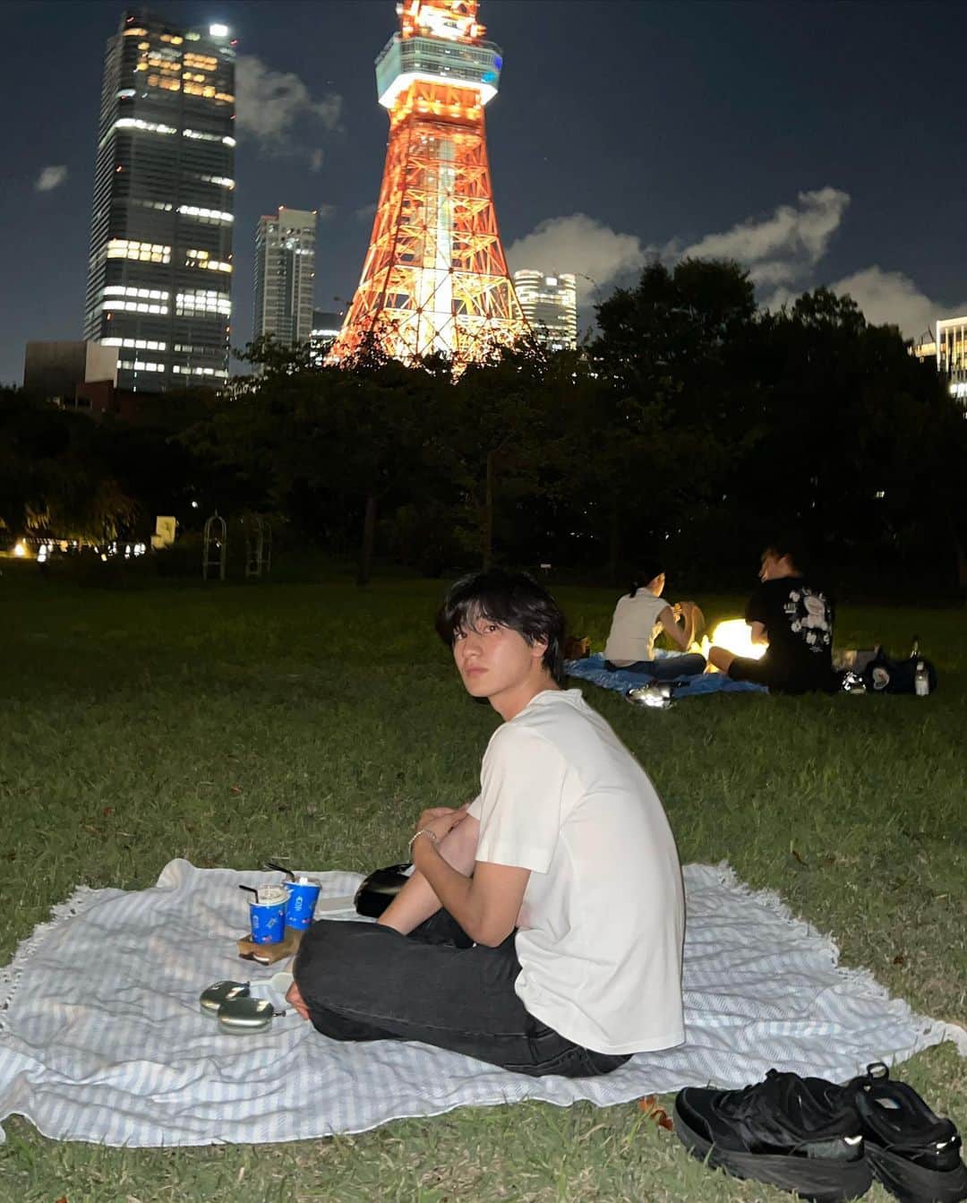 松下剛輝さんのインスタグラム写真 - (松下剛輝Instagram)「夜のピクニック新鮮で落ち着く🗼  Picnic in front of Tokyo Tower」9月14日 21時17分 - go_kkki_
