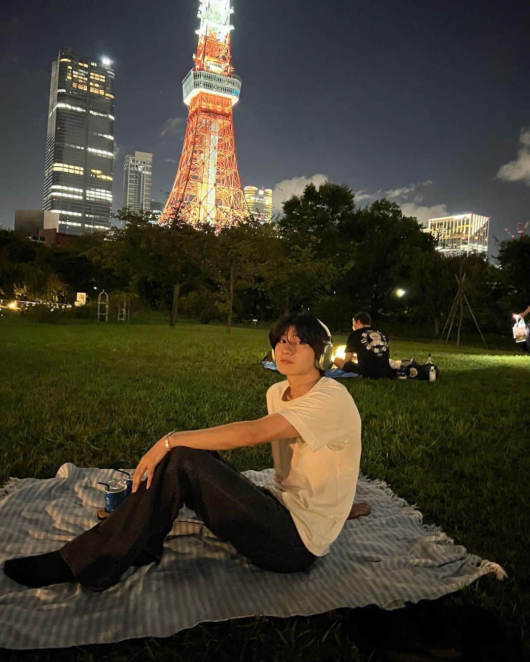 松下剛輝のインスタグラム：「夜のピクニック新鮮で落ち着く🗼  Picnic in front of Tokyo Tower」