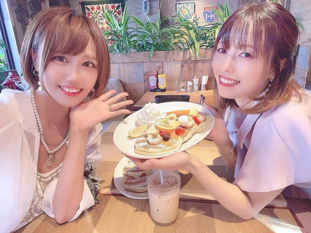 杉絵里香のインスタグラム：「久しぶりに大好きなコナズ珈琲へ☀️🌴☕️ . ハワイアンな内装で気分上がるぅ⤴︎⤴︎☺️🌺🧉 . パンケーキも美味しいんだけど、Kona’sオレがホント美味しすぎます💕 . . #コナズ珈琲  #konascoffee  #ハワイアン  #パンケーキ  #パンケーキ巡り  #pancake  #女子会  #語りの会」