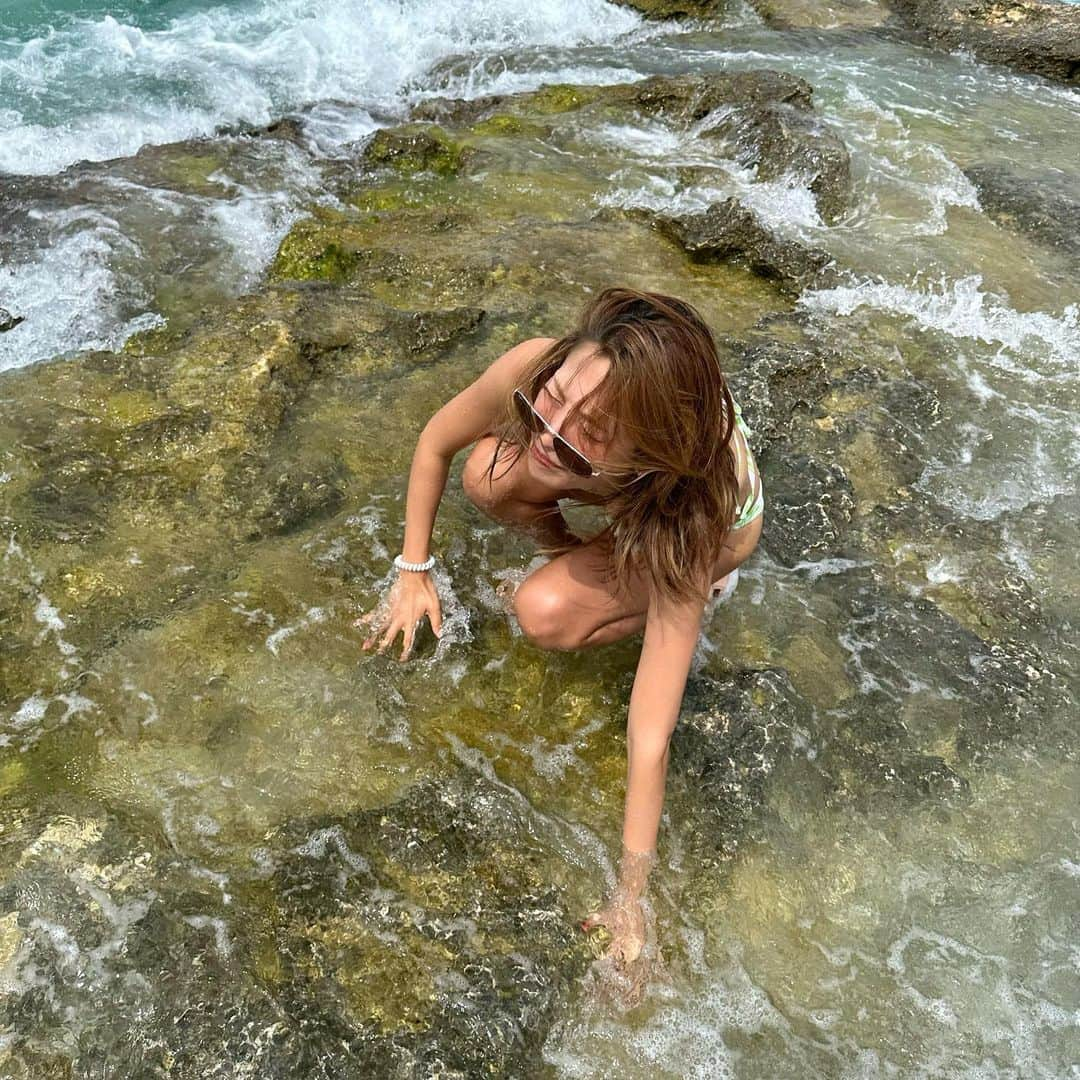 市原彩花さんのインスタグラム写真 - (市原彩花Instagram)「ザバーーーン😂🌊 3枚目から🤣🌊🌊  次は海が穏やかな時にコミノ島行ってみたい😂 すぐ後ろにライフセーバーと救護室もあって安全面はちゃんとしてる島でした🛟  人生で初めてクラゲに刺されたんだけど(足首をちょっとだけ)、ライフセーバーに酢をスプレーされて”No problem😎”って言われた😂んじゃいっか😂🪼  #malta#maltagram#maltaphotography#maltatravel#マルタ#マルタ共和国#マルタ旅行#マルタ観光#ヨーロッパ#ヨーロッパ旅行#europe#europetravel#海外旅行#コミノ島#comino#cominoisland#水着#ビキニ#bikini#swimsuit#bajurenang#japanesegirl#bikinigirl#bikinimodel」9月14日 21時19分 - ayaka_ichihara