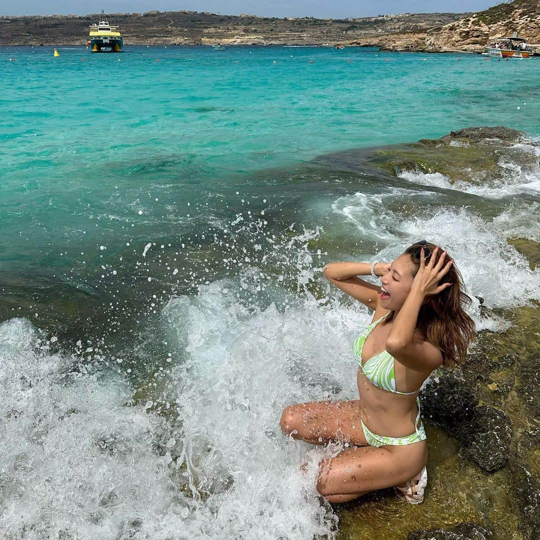 市原彩花さんのインスタグラム写真 - (市原彩花Instagram)「ザバーーーン😂🌊 3枚目から🤣🌊🌊  次は海が穏やかな時にコミノ島行ってみたい😂 すぐ後ろにライフセーバーと救護室もあって安全面はちゃんとしてる島でした🛟  人生で初めてクラゲに刺されたんだけど(足首をちょっとだけ)、ライフセーバーに酢をスプレーされて”No problem😎”って言われた😂んじゃいっか😂🪼  #malta#maltagram#maltaphotography#maltatravel#マルタ#マルタ共和国#マルタ旅行#マルタ観光#ヨーロッパ#ヨーロッパ旅行#europe#europetravel#海外旅行#コミノ島#comino#cominoisland#水着#ビキニ#bikini#swimsuit#bajurenang#japanesegirl#bikinigirl#bikinimodel」9月14日 21時19分 - ayaka_ichihara