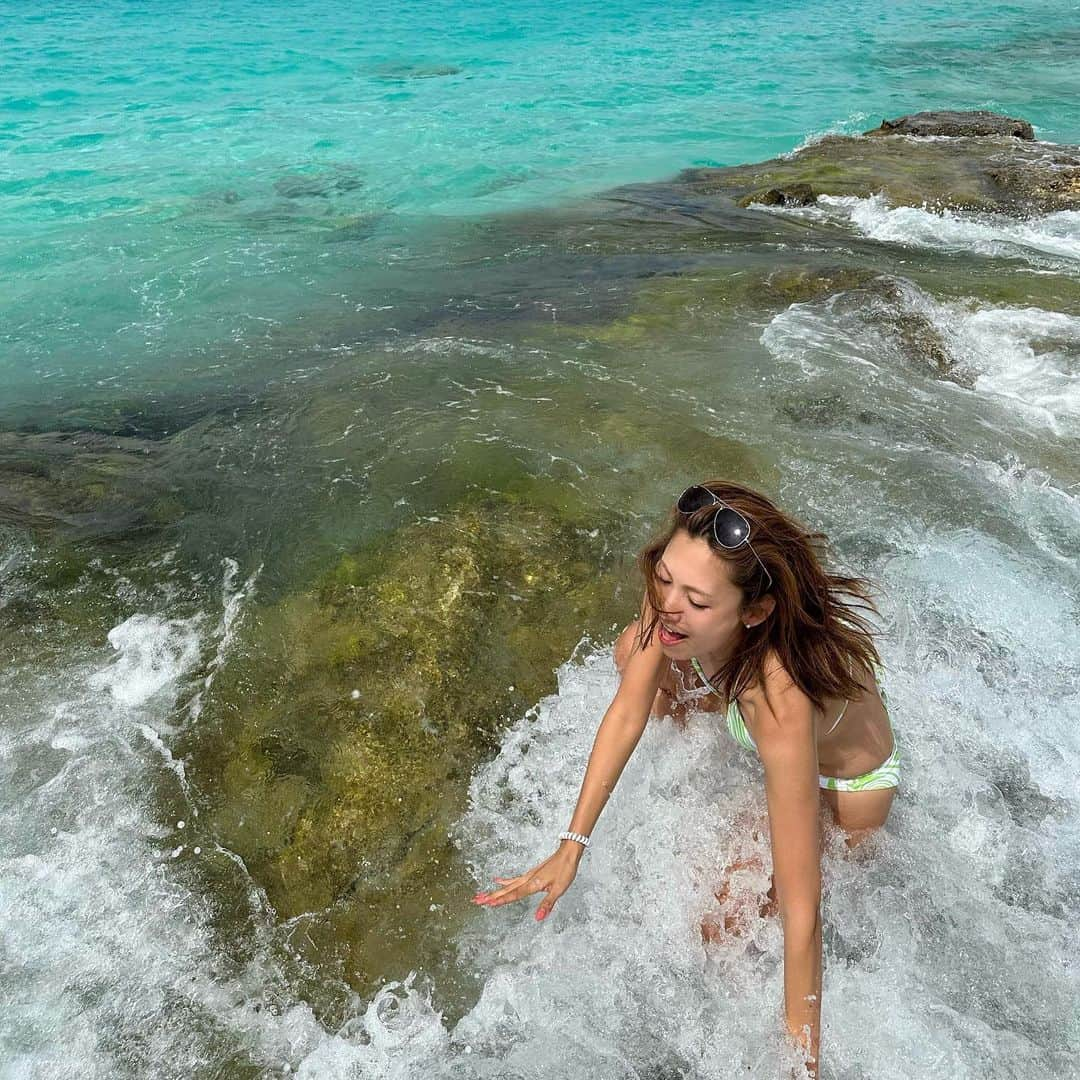 市原彩花さんのインスタグラム写真 - (市原彩花Instagram)「ザバーーーン😂🌊 3枚目から🤣🌊🌊  次は海が穏やかな時にコミノ島行ってみたい😂 すぐ後ろにライフセーバーと救護室もあって安全面はちゃんとしてる島でした🛟  人生で初めてクラゲに刺されたんだけど(足首をちょっとだけ)、ライフセーバーに酢をスプレーされて”No problem😎”って言われた😂んじゃいっか😂🪼  #malta#maltagram#maltaphotography#maltatravel#マルタ#マルタ共和国#マルタ旅行#マルタ観光#ヨーロッパ#ヨーロッパ旅行#europe#europetravel#海外旅行#コミノ島#comino#cominoisland#水着#ビキニ#bikini#swimsuit#bajurenang#japanesegirl#bikinigirl#bikinimodel」9月14日 21時19分 - ayaka_ichihara