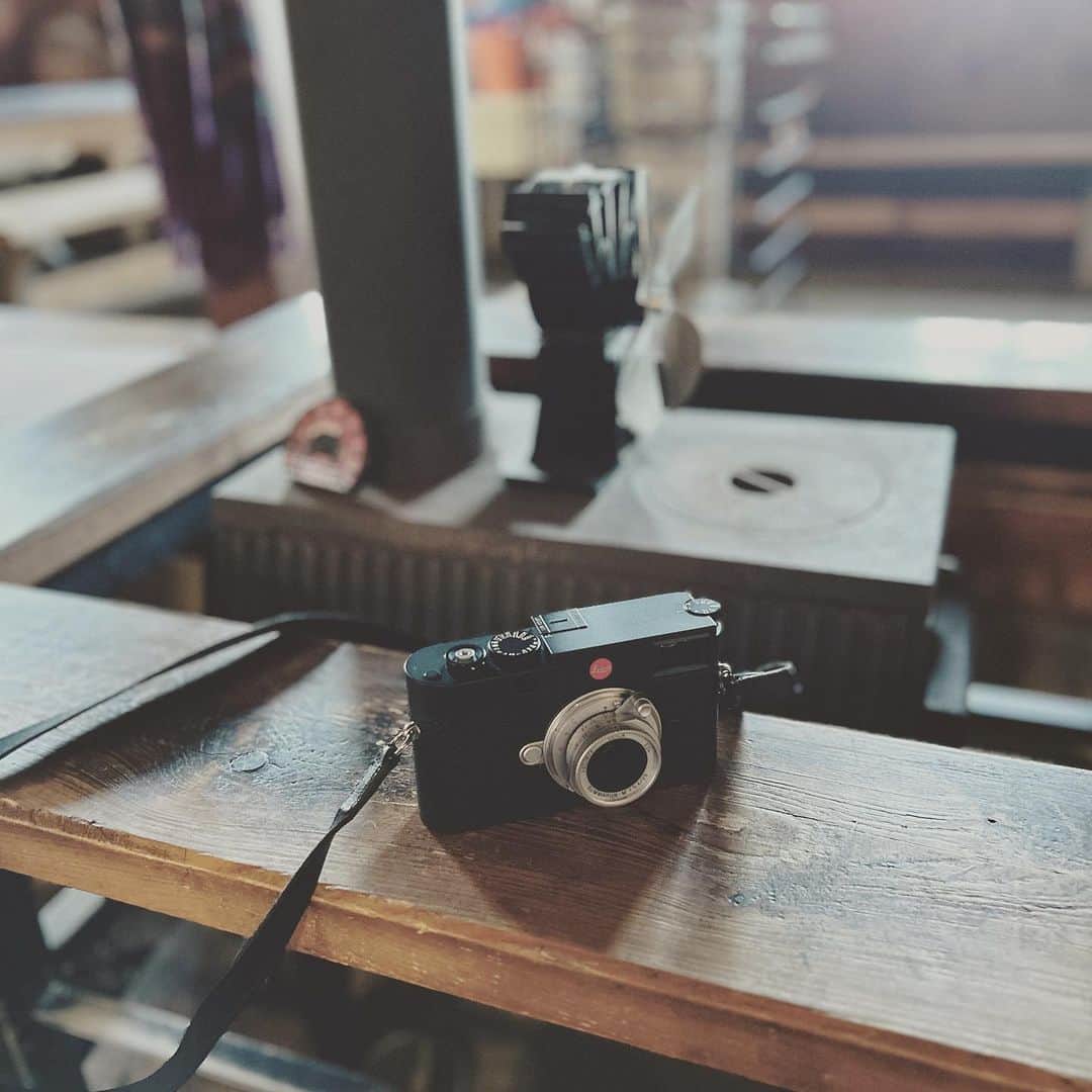 KIKIのインスタグラム：「山とカメラ #leicam11 #ズマロンm28mmf56」