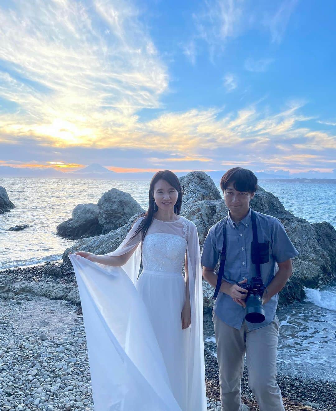 のインスタグラム：「#鎌倉 #海  chris harp book photograph  クリスハープの撮影に  鎌倉までロケに行ってきました  夕陽と海とハープ✨🌊✨  新しい世界観をプロデュース&演出&撮影してくださった  カメラマンTakuさん @bloom4123   素晴らしいアート写真をありがとうございます！！！  Takuさんのお言葉  「音楽と自然を融合した写真で日本のクラシック界を改革したい🌈」  という信念に心から賛同します。  部屋の中やコンサートホールの中に閉じこもって減点方式でミスを採点され、指練習ばかりして競争していた時代は終わりつつあります…  心で奏でる平和の音楽が天空に羽ばたき、  時空間を超えて世界中の人たちとSNSで繋がる時代が到来しました✨  音楽の良し悪しを決めるのは、流派争いしている数人の審査員ではなく…わたしたち一般聴衆ひとり1人であるのが健全な社会です！  美しいヘアメイクをしてくださり重いハープを持って何度も岩場に登ってくださった  @etsu_ho さん 本当にありがとうございました🩵  #富士山 #夕陽が綺麗  だなぁ🗻」