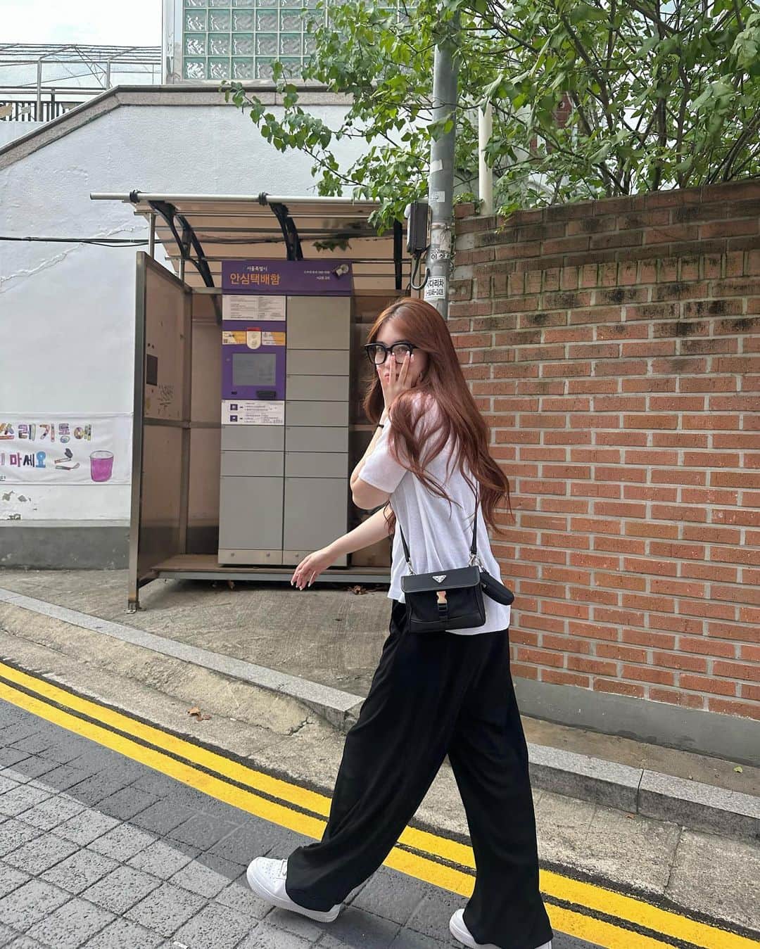 かっぱちゃんのインスタグラム：「. . すっぴん誤魔化すために可愛いメガネ買って弘大で沢山お買い物した🎶✌🏻起きて30分でホテル出て美味しいもの食べて化粧崩れ気にせず遊べるから楽ちんだった🌝」
