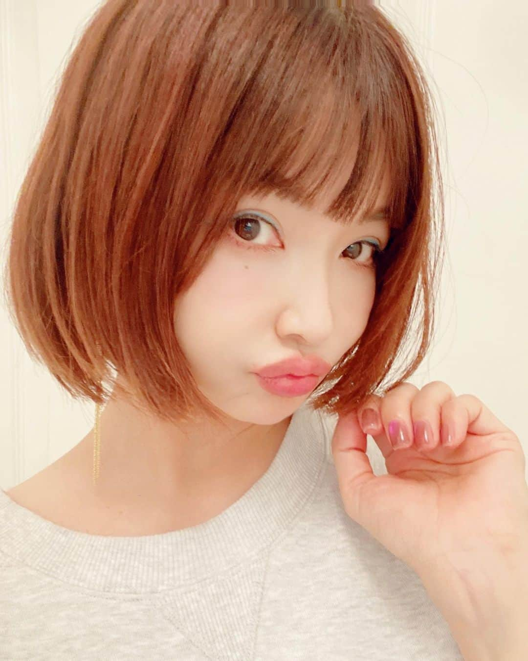 平子理沙のインスタグラム：「今月のネイルはこんな感じ〜💅💕 最近はマグネットネイルにハマっていまして、今回はピンクベースに左手はピンクマグネット、右手はパープルマグネットにしてみました😁 角度によって色々な光と深みが出る感じが眺めていて飽きないのです💓✨✨  ショートボブの投稿に嬉しいコメントをありがとうございます😭❣️❣️ いつも優しいお言葉を頂き、本当に感謝しています🙇‍♀️❤️  @bellflower_rio  #ネイル #ネイルデザイン #nails#beauty#fashion##lifestyle#risahirako#平子理沙」