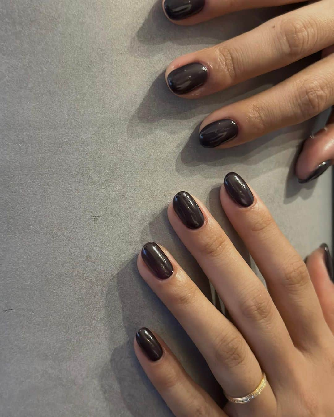 松山かなこのインスタグラム：「色々混ぜてみた秋色🤎🩶🖤 濃いめワンカラー可愛い:)  @beborn_tokyo  #nail #nails #naildesign #beborn」