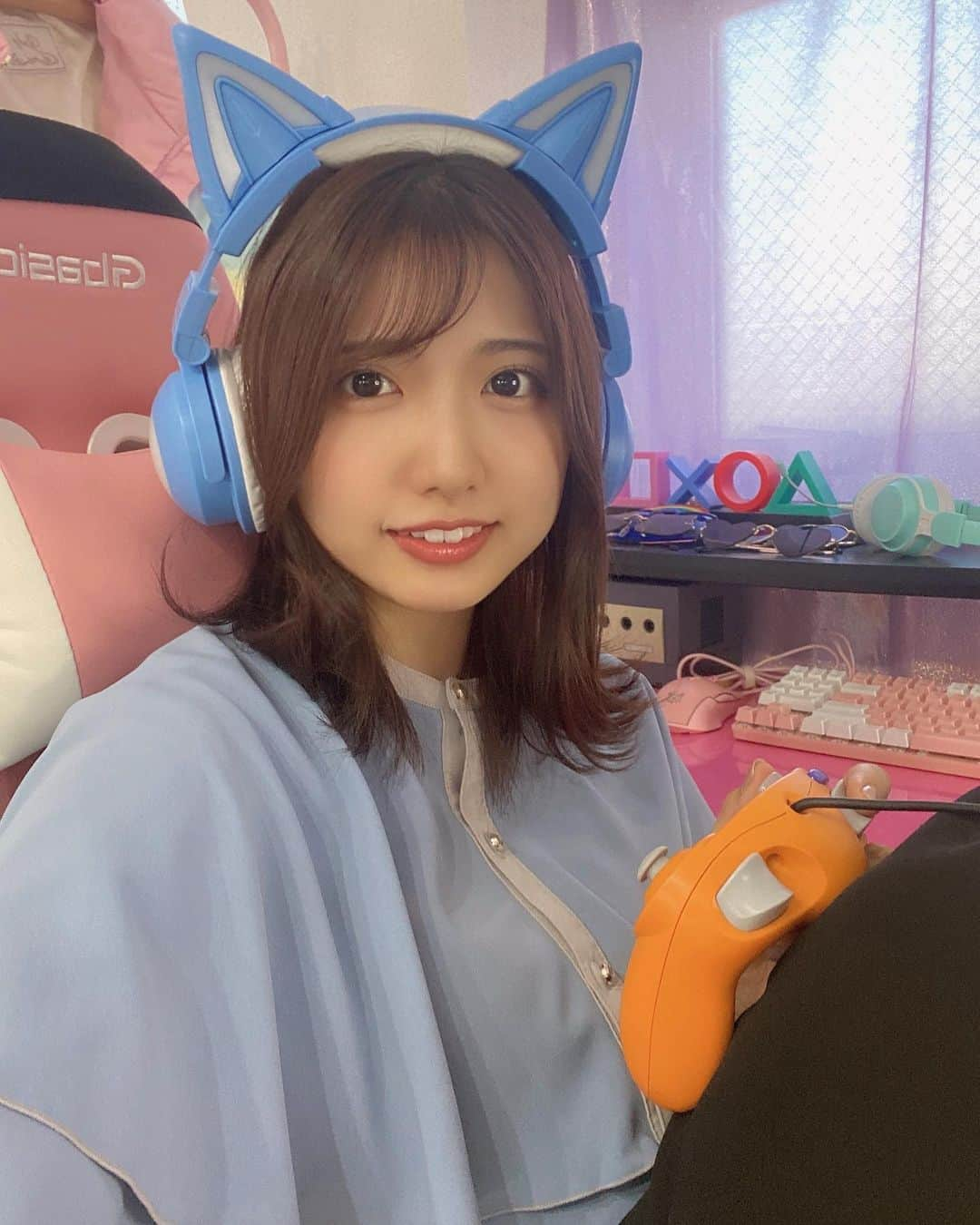 加藤凪海のインスタグラム：「久しぶりのゲーマーななみん🎧👾*。 . . . . . 見た目だけでゲームはあんまりやらない、、笑 テトリスは好きです♡笑 . . . . 写真のコントローラーはゲームキューブってやつの コントローラーらしい！(教えてもらった！笑) . . . みんなはゲームする？？ . . . . .  .  #ゲーム女子  #ゲーマー女子 #ゲーム部屋  #ゲームキューブ #猫耳ヘッドホン #エセゲーマー  #見た目だけ #自撮り  #自撮り女子  #加藤凪海  #凪海ちゃーん  #🎮 #💗」