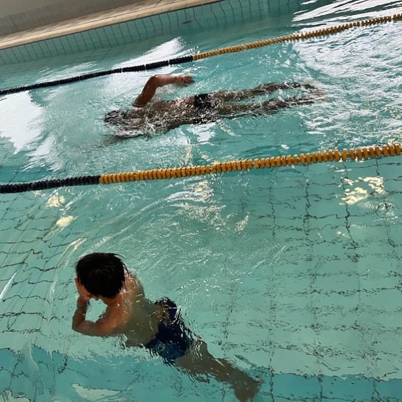 市川海老蔵 （11代目）のインスタグラム：「* 40min swim  and in the end, gotcha💕  HUGS❤️❤️❤️  40分間泳いで  終盤には、  捕まえる💕  はぐ❤️❤️❤️  #市川團十郎白猿 #市川海老蔵 #海老蔵  #市川新之助 #成田屋 #歌舞伎 #成長記録 #子育てぐらむ #子供のいる暮らし #子どものいる暮らし #子育て日記 #三千世界 #children #childphotography #daughter #son #ABKAI #ABMORI #ebizoichikawa #ebizo #kabuki #thunderparty #theater #theaterarts #actor #japan #classic」