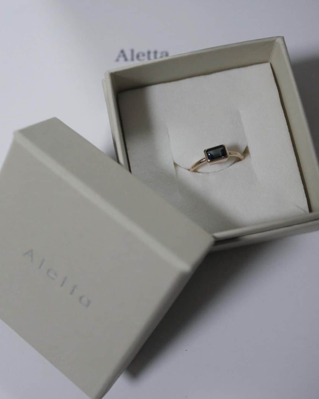 山田千尋のインスタグラム：「. @aletta_jewelry_official 最近仲間入りしてお気に入りの 10k オルディネリング💍♡  はぁかわいい😮‍💨♡  #10k#リング#指輪 #10kオルディネリング #aletta#jewelry」