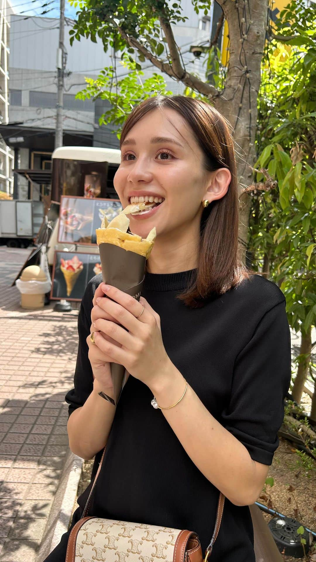 高島ゆみのインスタグラム：「. サロンワーク前に 朝からうどん屋並んで食べて🍜 バナナチョコクレープ食べて🍫🍌 珍しく食欲爆発してて自分がびっくり笑  こういう時は思い切り幸せ感じて 体が求めてる好きなものを食べるのが 楽しく生きるコツ✨💗☺️  #クレープ屋さん」