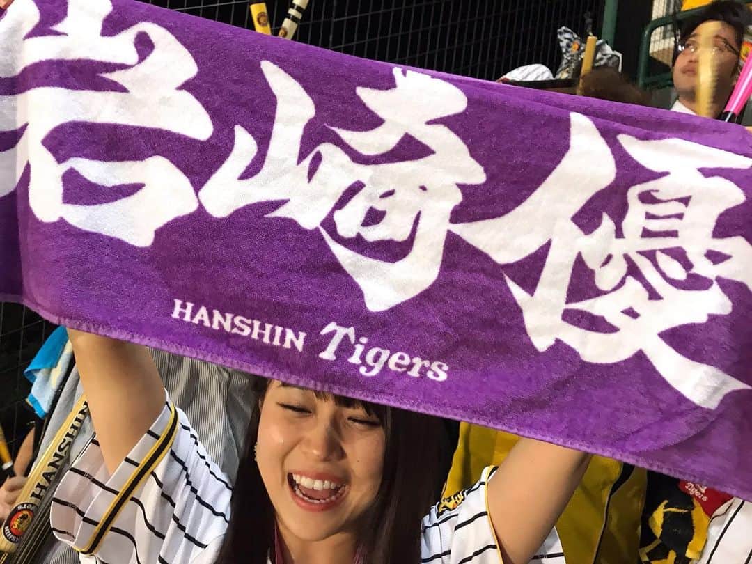のインスタグラム：「岩崎優投手。 ここまで勇敢な戦いの相棒に『アイキャントライ』を選んでくださって本当にありがとうございました。 最後は『栄光の架橋』にバトンを繋ぎ、岩崎優投手と横田慎太郎選手の思いと一緒に挑ませていただけた、そんな気持ちで勝手にいます。  阪神タイガースファンサイトに毎日応援コメントを送っていた中学時代の私に、伝えたいです。 キミには素晴らしいヒーローが現れるよと。 そのヒーローを通して素晴らしい方々と、キミが心を振り絞って作った楽曲を分かち合えるよと。 #hanshin #岩崎優 #アイキャントライ」