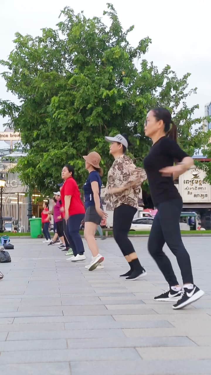 Shunsuke Miyatakeのインスタグラム：「Exercise people meets Glenn Miller's “In the mood” / Phnom Penh, Cambodia  In Phnom Penh, many people gather from nowhere in the evening to exercise almost every day. Many people line up side by side and move their bodies to the music at the timing of their choice. It is a very healthy habit to avoid the heat during the day and exercise when it is cooler.」