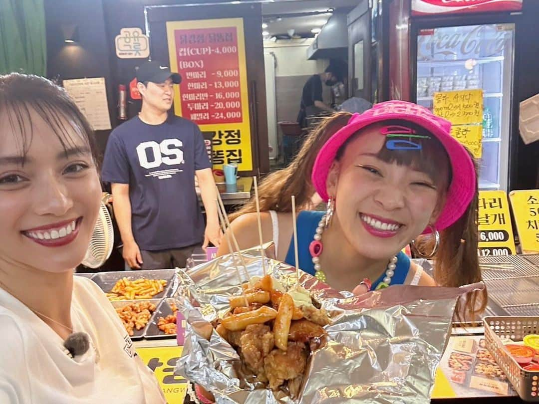 滝沢カレンさんのインスタグラム写真 - (滝沢カレンInstagram)「フワちゃんと韓国旅してきました😆(仕事)  フワちゃんとの1泊2日は当たり前に 初めてでしたが、笑いすぎました😂！  お仕事だっていうのに、笑いすぎて楽しすぎてこんな楽しいお仕事がこの世にあって、 こんな楽しくさせていただけることが この世にあって、そんな幸せな時間を感じさせてくれることが目の前にある嬉しさに、 今でも感謝します😌  初めましてのテレビ局で、初めましてのスタッフさんでしたが、ほんとうに優しくて学校の先生みたいに優しくしてくれました🐥🌈  韓国も行ったことない韓国だったので、 夜の1秒まで残すことなく楽しかったです。  実はあの台風大接近という日に限りなく近付いた日程だったのに、それでも安心と信頼と幸福と旨味をくれた韓国旅でした🥹🌌  ほんとうに、大人数で旅行したような 楽しい楽しい時間でした😘  フワちゃんもありがとう☺️  その名も、  ミヤザキテレビさんにての、 台本なし！？自由すぎる韓国の旅　 滝沢カレン＆フワちゃん〜ホントの仲良し２人に同行編〜  でした☺️」9月14日 21時29分 - takizawakarenofficial