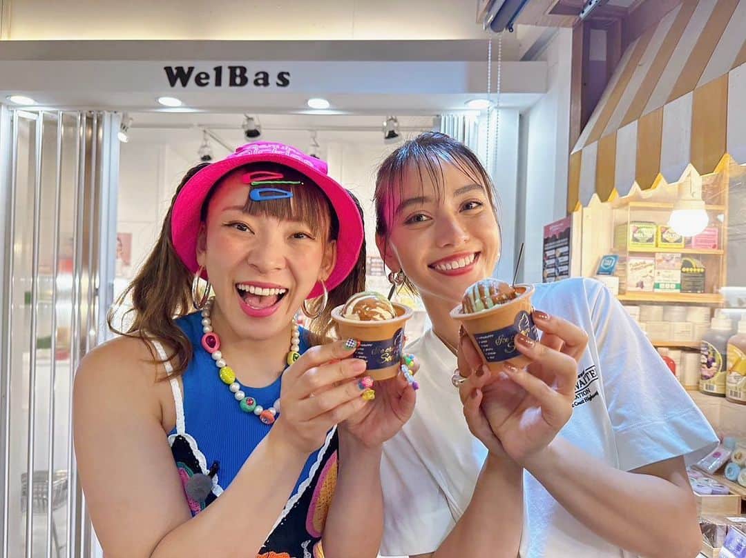 のインスタグラム：「フワちゃんと韓国旅してきました😆(仕事)  フワちゃんとの1泊2日は当たり前に 初めてでしたが、笑いすぎました😂！  お仕事だっていうのに、笑いすぎて楽しすぎてこんな楽しいお仕事がこの世にあって、 こんな楽しくさせていただけることが この世にあって、そんな幸せな時間を感じさせてくれることが目の前にある嬉しさに、 今でも感謝します😌  初めましてのテレビ局で、初めましてのスタッフさんでしたが、ほんとうに優しくて学校の先生みたいに優しくしてくれました🐥🌈  韓国も行ったことない韓国だったので、 夜の1秒まで残すことなく楽しかったです。  実はあの台風大接近という日に限りなく近付いた日程だったのに、それでも安心と信頼と幸福と旨味をくれた韓国旅でした🥹🌌  ほんとうに、大人数で旅行したような 楽しい楽しい時間でした😘  フワちゃんもありがとう☺️  その名も、  ミヤザキテレビさんにての、 台本なし！？自由すぎる韓国の旅　 滝沢カレン＆フワちゃん〜ホントの仲良し２人に同行編〜  でした☺️」