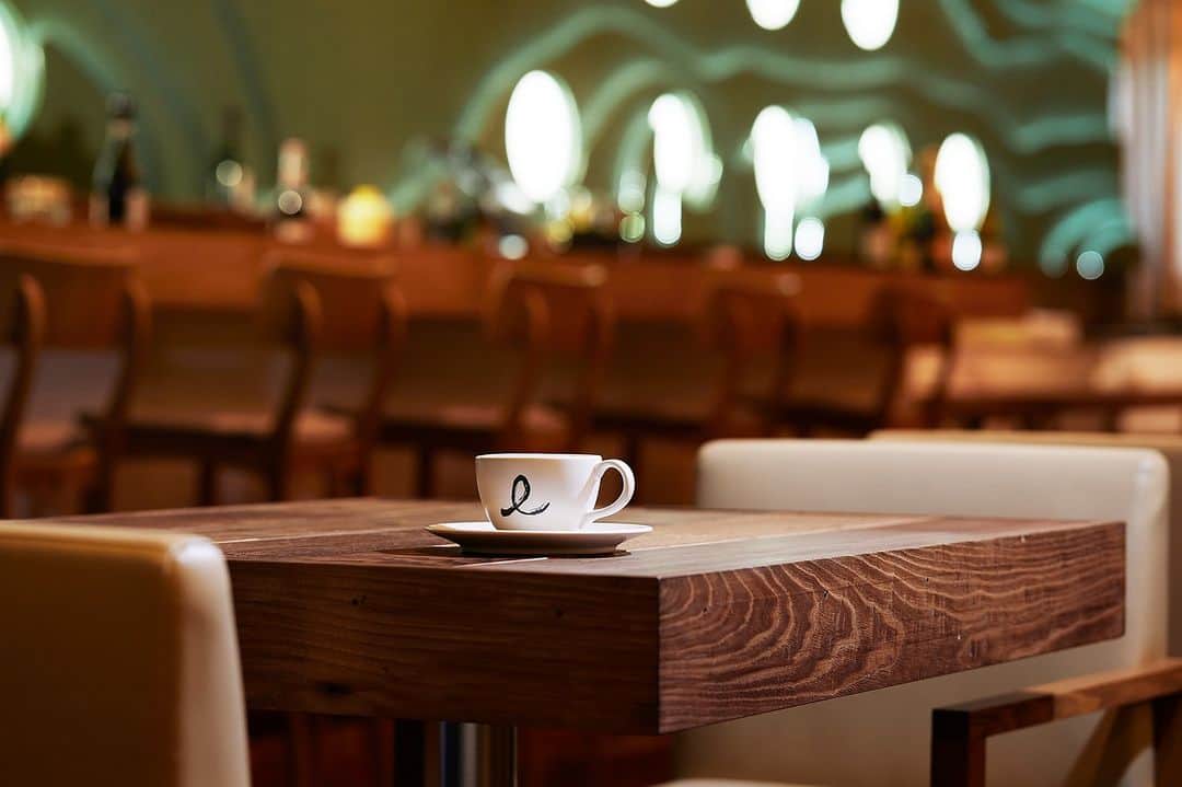 のインスタグラム：「ブリュワーズ コーヒー＆バーで優雅な午後のひととき☕🍰  ANAインターコンチネンタルホテル東京の「ブリュワーズ コーヒー＆バー」は、一日の中で特別な瞬間を楽しむ場所です。  お急ぎの日も、ゆったりと過ごしたい日も、当店は、世界中から集めた最高品質のコーヒー豆から、完璧な一杯をお届けします。 本格的なコーヒーの他にも、バリスタが調理する多彩なカクテルや、焼きたてのケーキ、料理、ペストリーも楽しめます。 ぜひ贅沢なカフェエクスペリエンスを「ブリュワーズ コーヒー＆バー」で☕  🔗ご予約はANAインターコンチネンタルホテル東京のホームページより。  Brewers Coffee & Bar at ANA InterContinental Tokyo is the perfect place to enjoy an elegant afternoon ☕🍰.  Whether you're in a hurry or looking to relax, our establishment is dedicated to providing you with the perfect cup of coffee, sourced from the finest coffee beans from around the world. In addition to our authentic coffee, you can also savor a variety of cocktails skillfully prepared by our baristas, as well as dishes, freshly baked cakes and pastries.  Indulge in a luxurious cafe experience at 'Brewers Coffee & Bar' ☕  🔗To make a reservation, please visit the ANA InterContinental Tokyo's website.  #CoffeeDelights #ElegantAfternoons #BrewersTokyo」