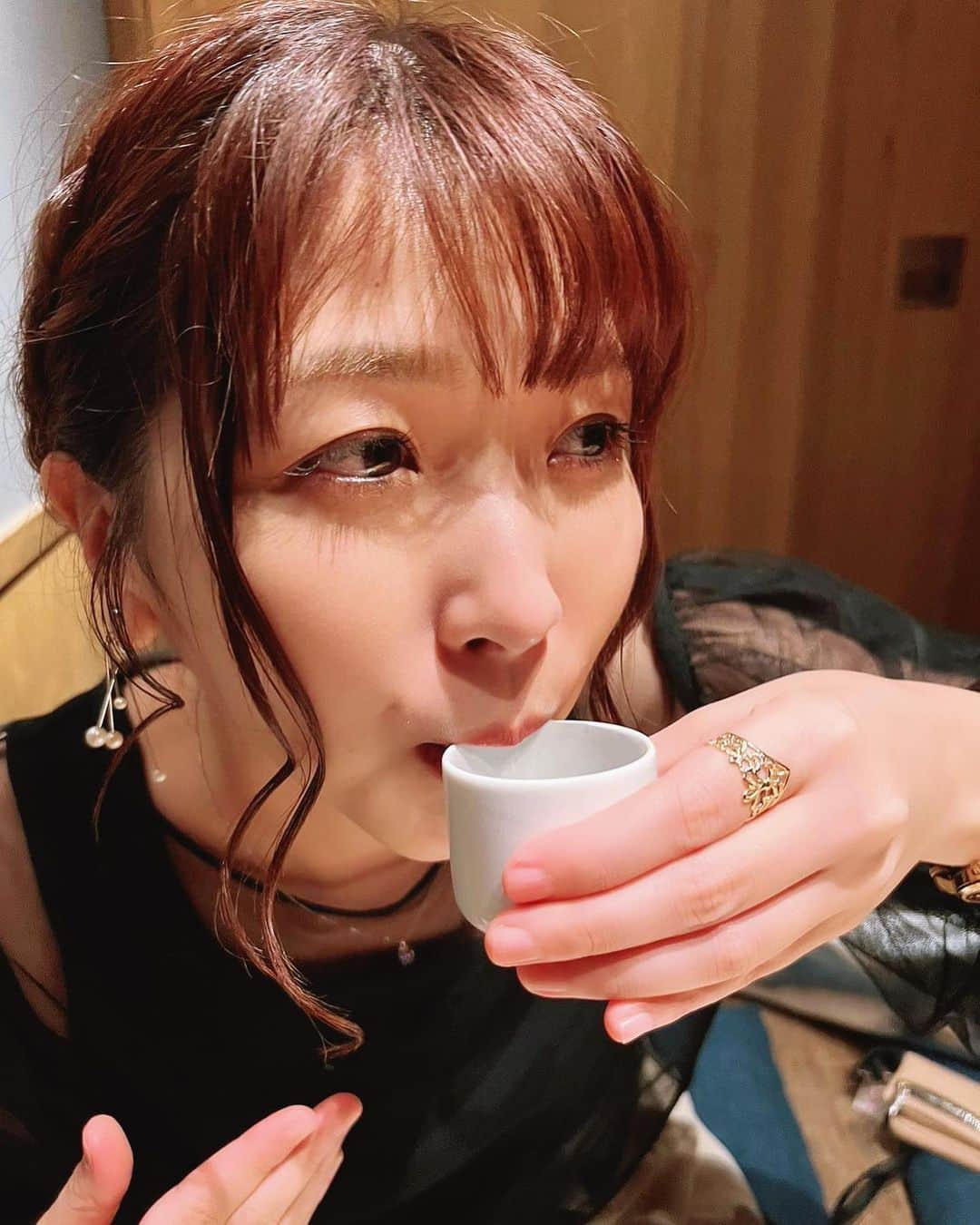 白井奈津さんのインスタグラム写真 - (白井奈津Instagram)「気になる右手🍶  #どうした右手  #明日もフレフレフライデーよろしくね #zipfm #radio #ラジオ #📻」9月14日 21時31分 - shirai_natsu