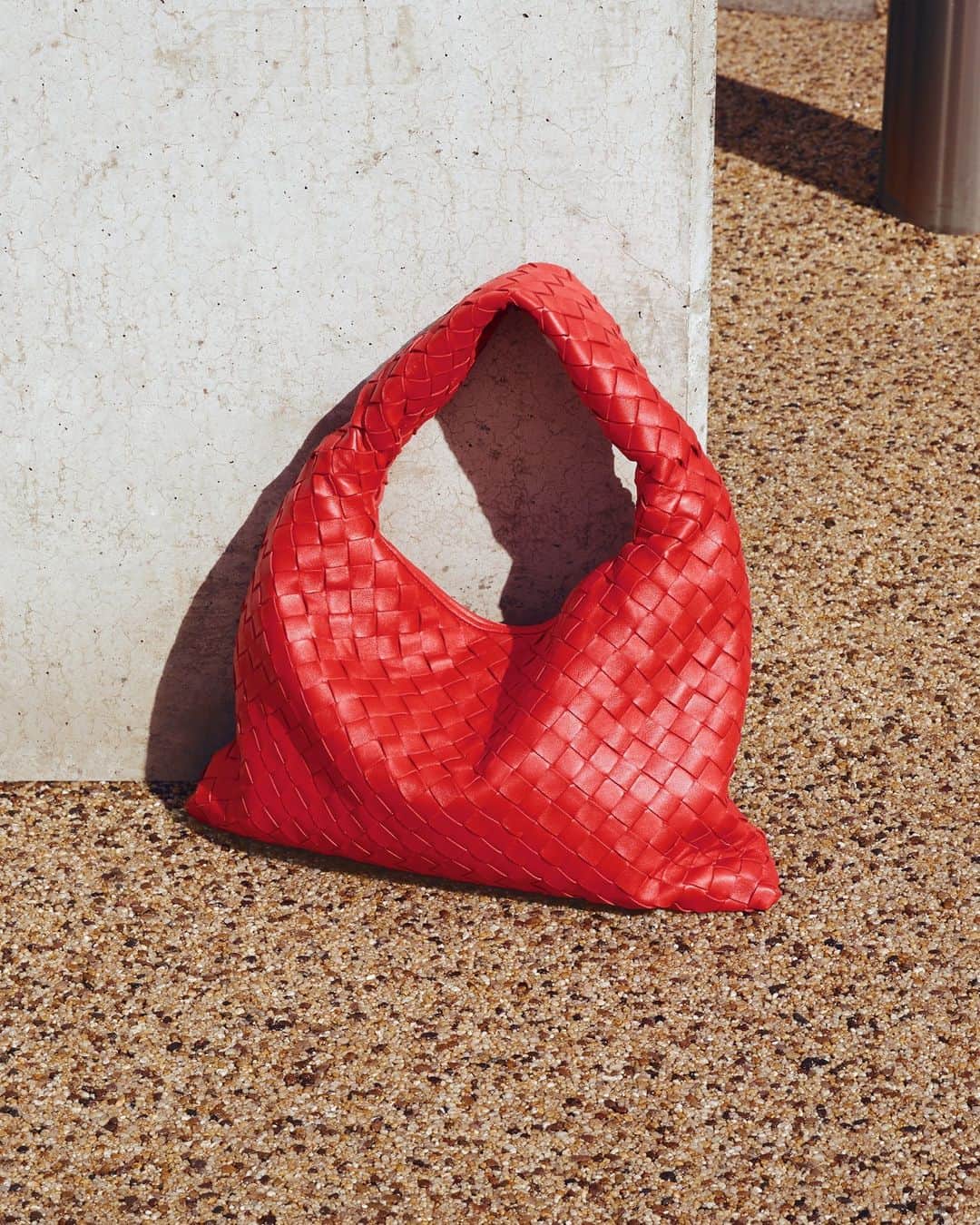 MATCHESFASHION.COMのインスタグラム：「We’re seeing red with #BottegaVeneta’s Hop bag, exclusive to #MATCHES. Tap to shop.」