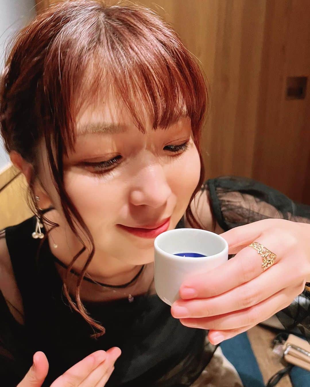 白井奈津のインスタグラム：「気になる右手🍶  #どうした右手  #明日もフレフレフライデーよろしくね #zipfm #radio #ラジオ #📻」