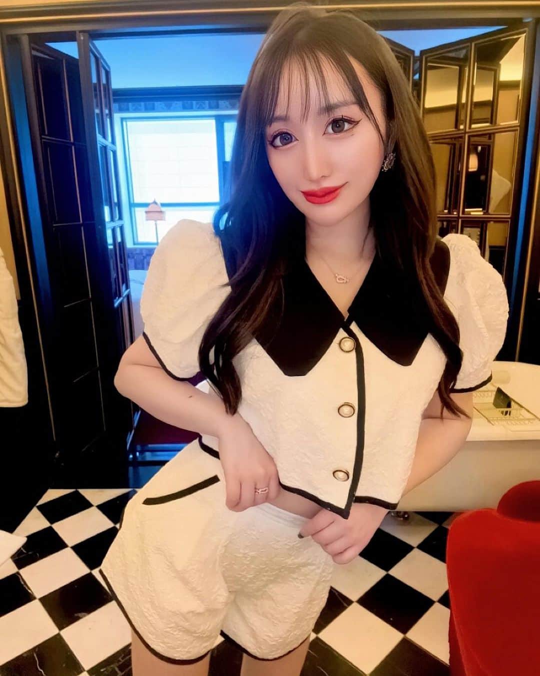 白咲えりかのインスタグラム：「韓国のレートが過去１悪い🇰🇷👀！  #名古屋 #大阪 #東京 #福岡 #韓国ヘア #投資女子 #レスケープホテル #韓国 #love #hotel  #セクシーランジェリー #happy #韓国旅行 #韓国ホテル #lescapehotel #投資家  #20代投資家と繋がりたい #followforfollowback #いいね返し #instagood #instadaily #instagram #fire生活 #イメチェン #shein」