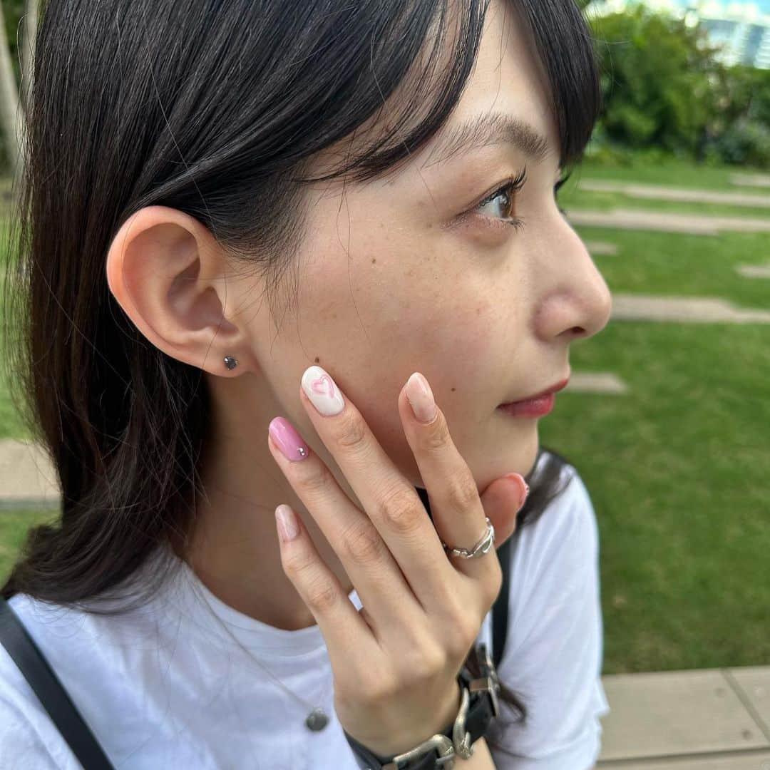 中澤瞳さんのインスタグラム写真 - (中澤瞳Instagram)「初ジェルネイル💘  やりたかったの全部詰め込んでもらったよ🍑 1番のお気に入りは顔！！ 愛おしい〜  初ネイルは @kyari_nailmaison さんにお願いしたよ🥰 ((実は3年前一緒にコーディネート考えてくれて長い付き合い照 このレザーワンピもその時選んでもらったやつ🖤  まつげ( @ayaka.k_eye )もぱっちりして、お肌( @unelimit_hana )も治安良くて最高だ〜！  #ジェルネイル #ネイル #nails」9月14日 21時40分 - hitomi.nakazawa