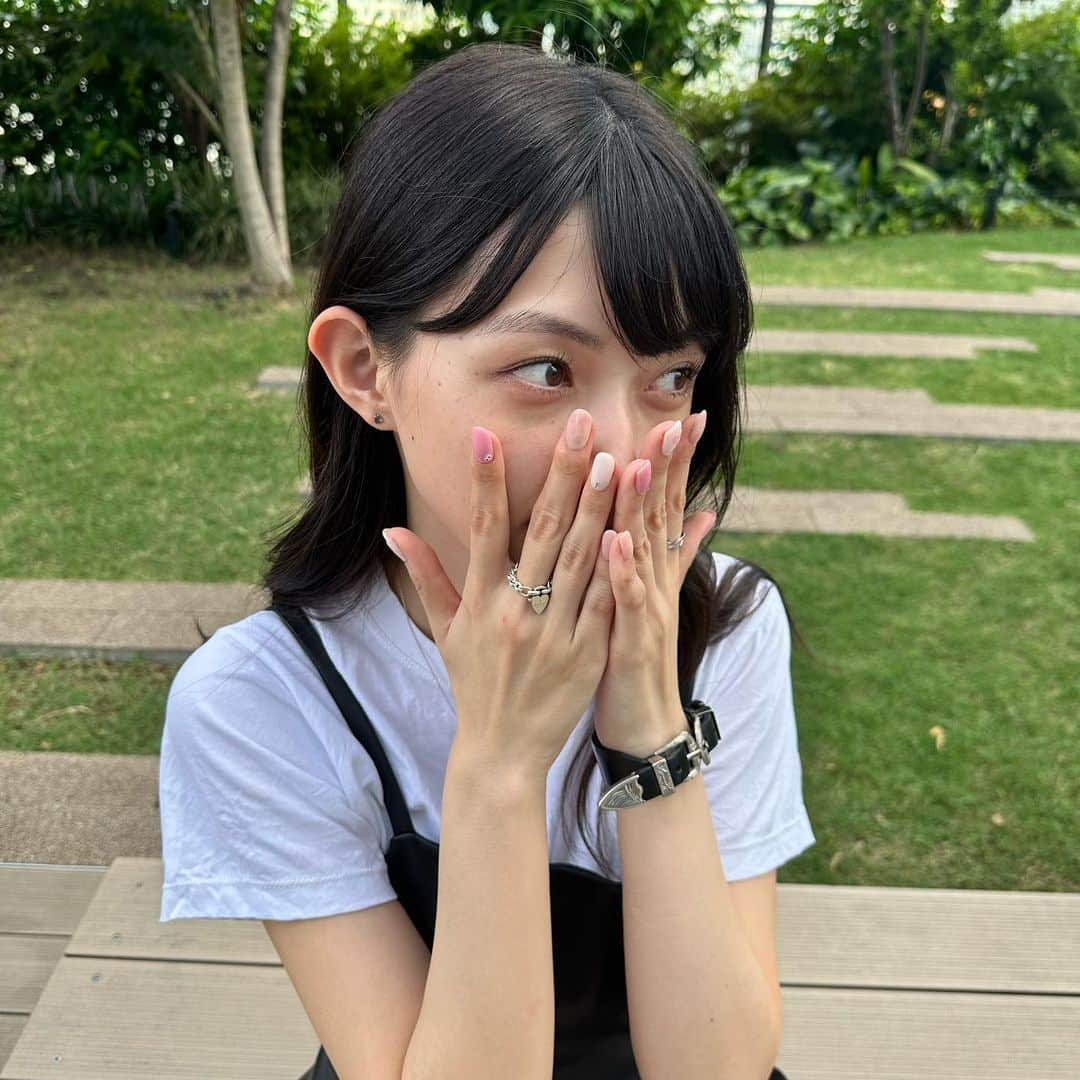 中澤瞳のインスタグラム：「初ジェルネイル💘  やりたかったの全部詰め込んでもらったよ🍑 1番のお気に入りは顔！！ 愛おしい〜  初ネイルは @kyari_nailmaison さんにお願いしたよ🥰 ((実は3年前一緒にコーディネート考えてくれて長い付き合い照 このレザーワンピもその時選んでもらったやつ🖤  まつげ( @ayaka.k_eye )もぱっちりして、お肌( @unelimit_hana )も治安良くて最高だ〜！  #ジェルネイル #ネイル #nails」