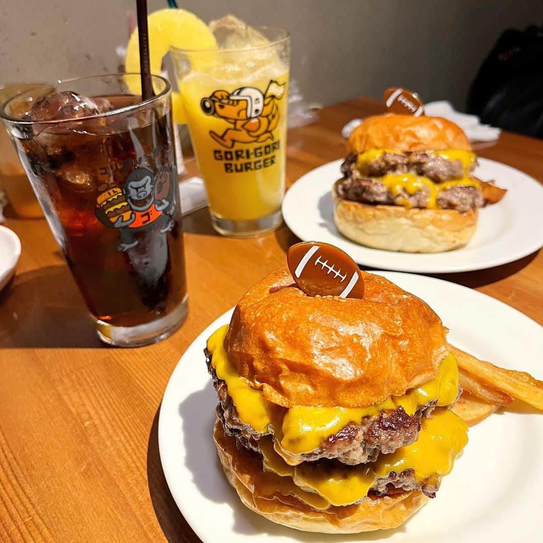 瀧脇笙古さんのインスタグラム写真 - (瀧脇笙古Instagram)「🍔 #ゴリゴリバーガー 🍔 ⁡ ⁡ ⁡ ⁡ 瞳とハンバーガー屋さんに行ってきました🦍🏈 ⁡ ⁡ すごくボリューミーで美味しすぎました！！ ⁡ ナチョスも食べました！ ⁡ お店が面白くてなんだか楽しかったです！ ⁡ ⁡ ⁡ ⁡ #イコラブ #ハンバーガー #hamburger #🍔」9月14日 21時40分 - takiwaki_shoko_
