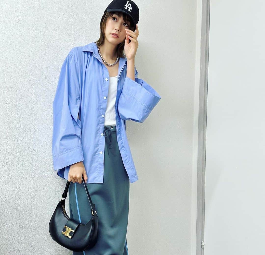 桐谷美玲のインスタグラム：「少しだけ秋の予感がするね。まだまだ暑いけど少しずつ秋服を🍂側面がガッツリ空いてて今時期ぴったりの換気袖☺️ shirts: #nave skart: #maisonspecial」