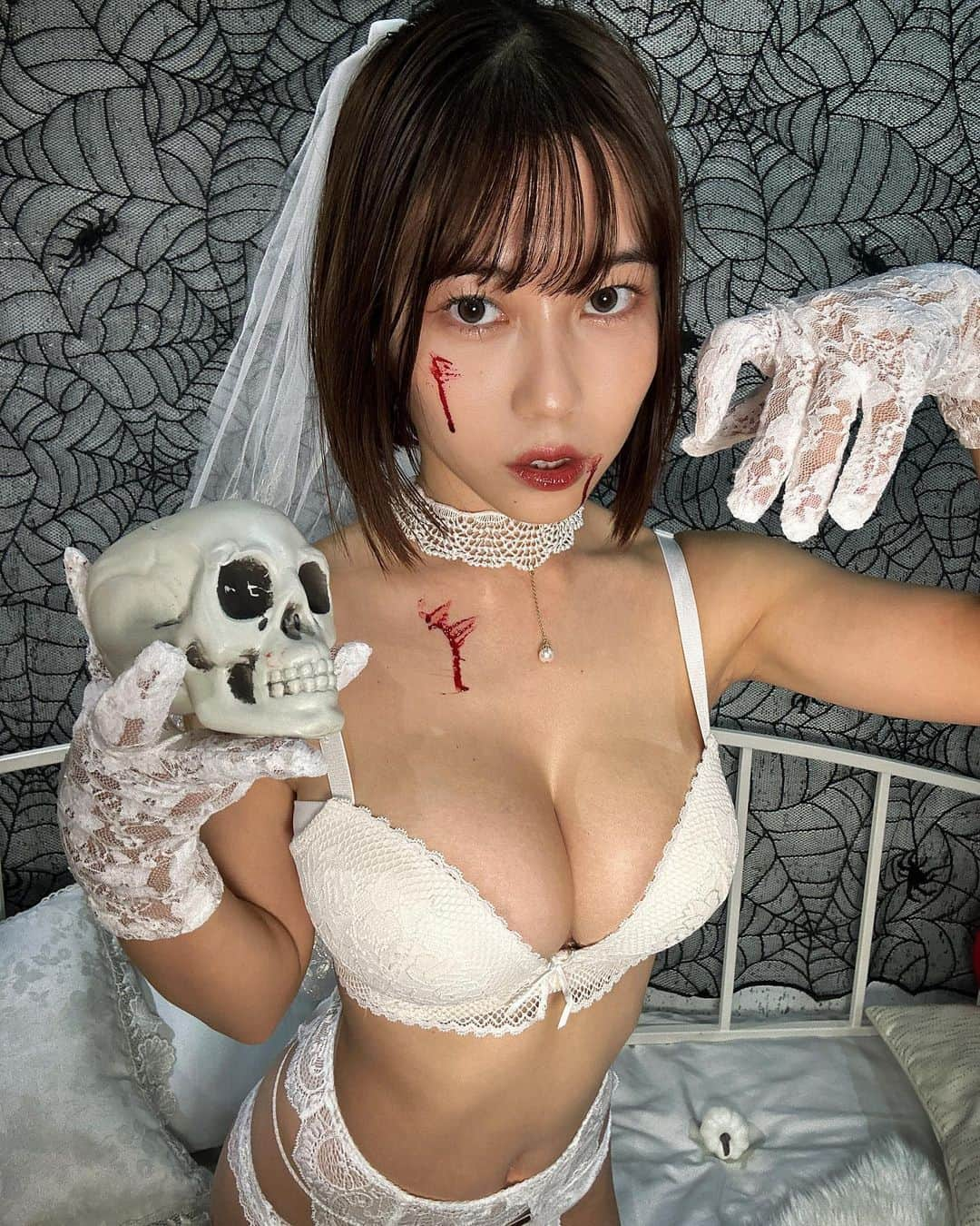 伊織いおのインスタグラム：「ハロウィン宿題チェキ撮影してきた🎃  これは花嫁のゴースト👻 なんだかんだゴーストのコスプレは初めて！ まだ購入できるからゲットしてみてね！1枚からでもうれしみ💕  ⬇️詳細&購入リンク https://ec.01familia.co.jp/items/78324201 . . . . #グラビア #グラドル #ショートボブ #ハロウィン #ハロウィンコスプレ #ゴースト #좋아#셀#팔로우#오오티디#instagood#instadaily#me#攝影#旅遊攝影」