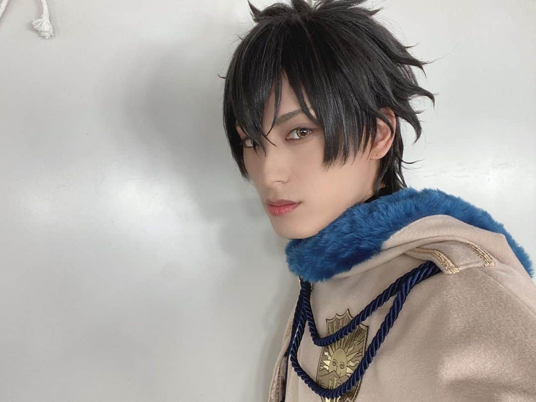 武子直輝のインスタグラム：「『ブラッククローバー the Stage』 初日の幕が上がりました。 御来場頂きありがとうございます。 魔法帝になります。 明日からもよろしくお願いします。  #ブラステ  #ブラッククローバー  #ユノ」