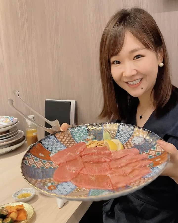 前川由希子のインスタグラム：「推しである大ちゃんの系列店 【神戸焼肉かんてき春吉店】が 本日（9月14日）オープン㊗️ @kobe_yakiniku_kantekifukuoka   初日から満席です。 さすが！  お肉はもちろん但馬牛。 今日は8,800円のコースにしたよ。  お肉の質、カット、一品料理の味、 間違いない！ お店も明るくて広くて、清潔感があっていい。 お通しがサラダでお代わりできるのも嬉しいな🥹  またいいお店が増えました♡  【神戸焼肉かんてき春吉店】 福岡市中央区春吉3-16-41  RAGAZZA春吉 2F-E 092-707-2629 17:00〜1:00  @kobe_yakiniku_kantekifukuoka  #神戸焼肉かんてき  #神戸焼肉かんてき春吉店　 #福岡グルメ  #福岡焼肉  #春吉グルメ  #春吉焼肉  #但馬牛  #但馬牛焼肉  #福岡ニューオープン  #福岡ニューオープン情報  @yakiniku_horumon_daichan の系列店です」