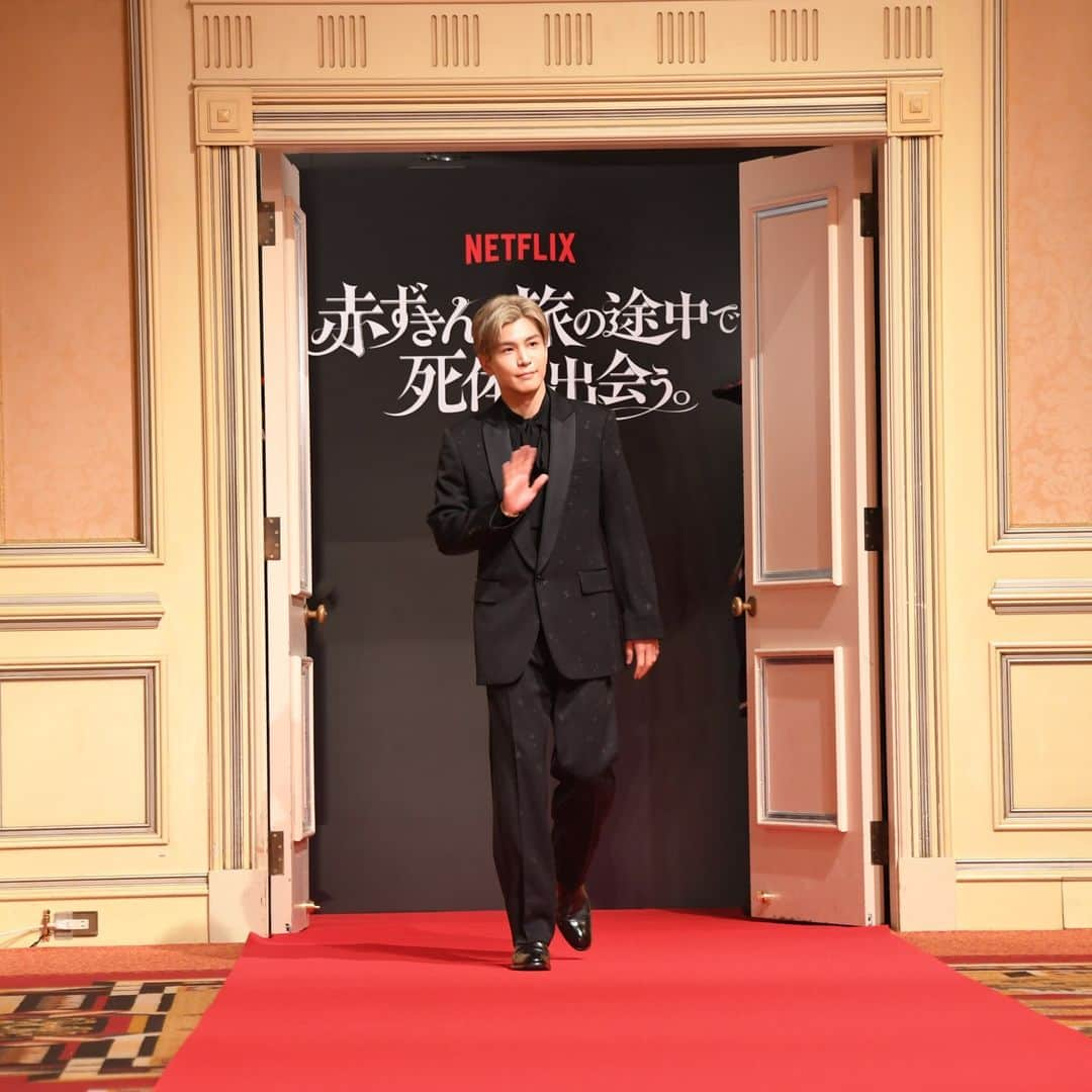 Netflix Japanさんのインスタグラム写真 - (Netflix JapanInstagram)「Netflix映画『赤ずきん、旅の途中で死体と出会う。』配信記念イベントにキャストと監督が登壇！  赤ずきん役 #橋本環奈 シンデレラ役 #新木優子 王子様役 #岩田剛典  監督 #福田雄一  #佐藤二朗 さんも橋本環奈さんのモノマネで登場🫰  @kannahashimoto.mg @yuuuuukko_ @takanori_iwata_official  #赤ずきん旅の途中で死体と出会う #福田雄一 #橋本環奈 #新木優子 #岩田剛典 #ネットフリックス #ネトフリ #netflix」9月14日 21時38分 - netflixjp