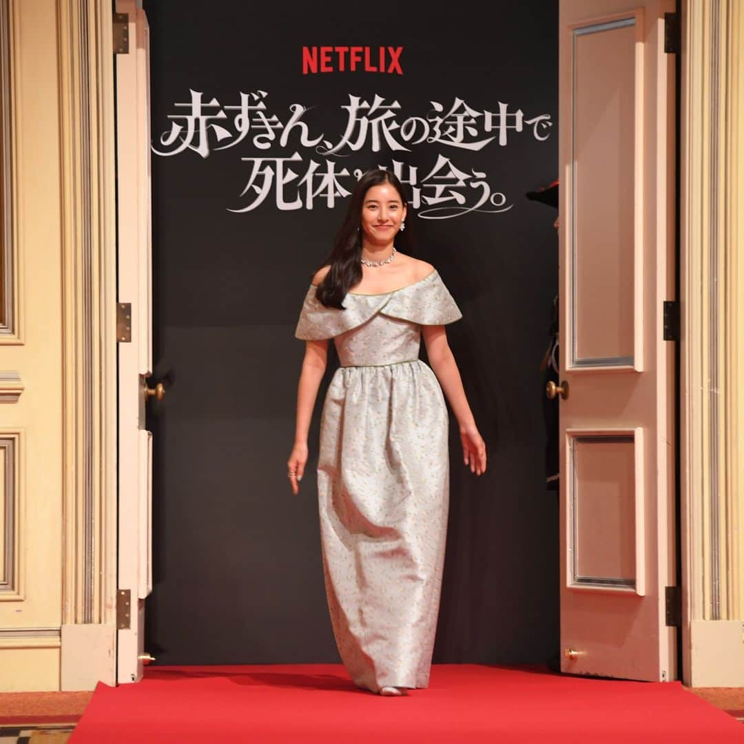 Netflix Japanさんのインスタグラム写真 - (Netflix JapanInstagram)「Netflix映画『赤ずきん、旅の途中で死体と出会う。』配信記念イベントにキャストと監督が登壇！  赤ずきん役 #橋本環奈 シンデレラ役 #新木優子 王子様役 #岩田剛典  監督 #福田雄一  #佐藤二朗 さんも橋本環奈さんのモノマネで登場🫰  @kannahashimoto.mg @yuuuuukko_ @takanori_iwata_official  #赤ずきん旅の途中で死体と出会う #福田雄一 #橋本環奈 #新木優子 #岩田剛典 #ネットフリックス #ネトフリ #netflix」9月14日 21時38分 - netflixjp