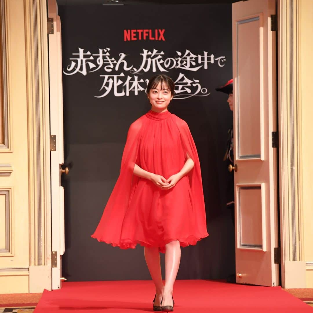 Netflix Japanさんのインスタグラム写真 - (Netflix JapanInstagram)「Netflix映画『赤ずきん、旅の途中で死体と出会う。』配信記念イベントにキャストと監督が登壇！  赤ずきん役 #橋本環奈 シンデレラ役 #新木優子 王子様役 #岩田剛典  監督 #福田雄一  #佐藤二朗 さんも橋本環奈さんのモノマネで登場🫰  @kannahashimoto.mg @yuuuuukko_ @takanori_iwata_official  #赤ずきん旅の途中で死体と出会う #福田雄一 #橋本環奈 #新木優子 #岩田剛典 #ネットフリックス #ネトフリ #netflix」9月14日 21時38分 - netflixjp